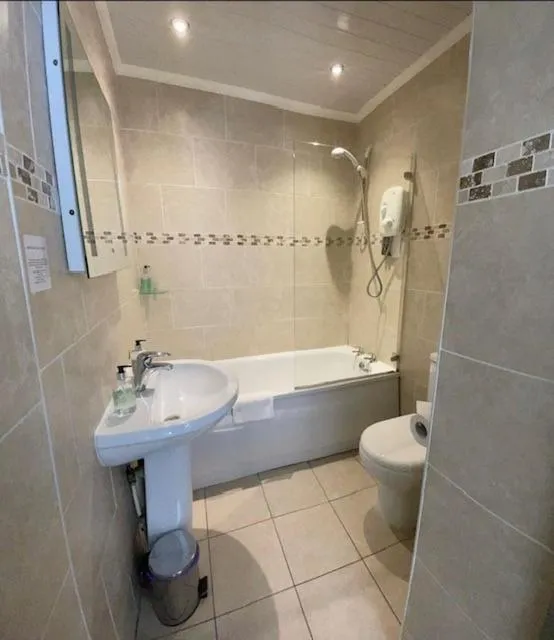 Shower in The Mortal Man Inn