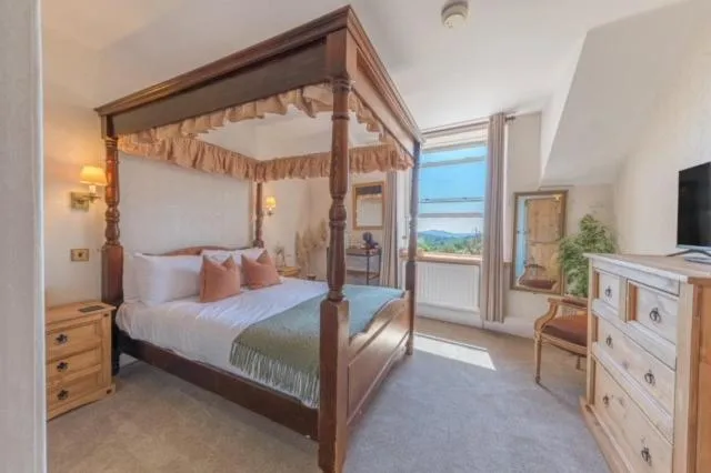 Bed in The Mortal Man Inn