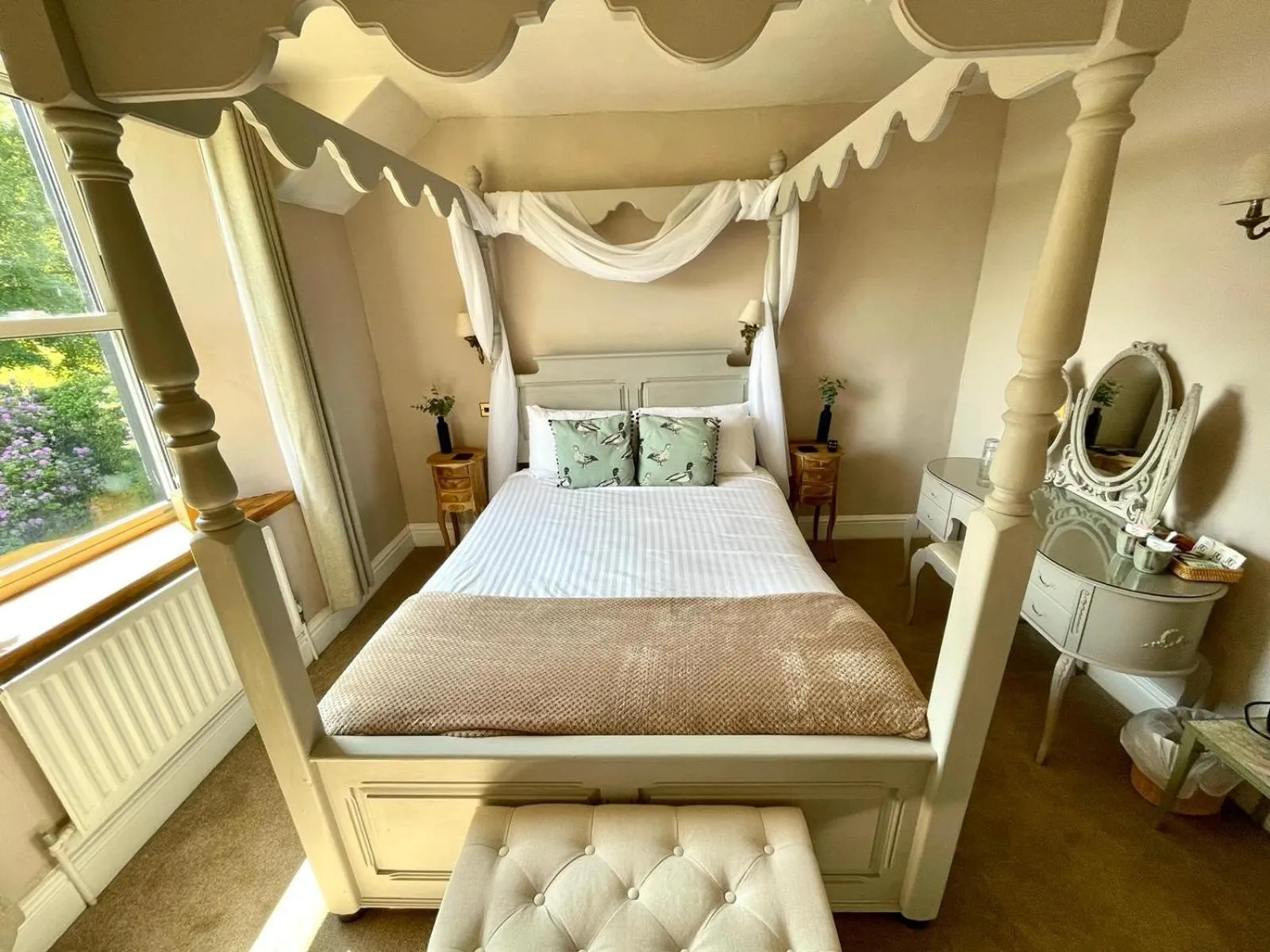 Bedroom, Bed in The Mortal Man Inn