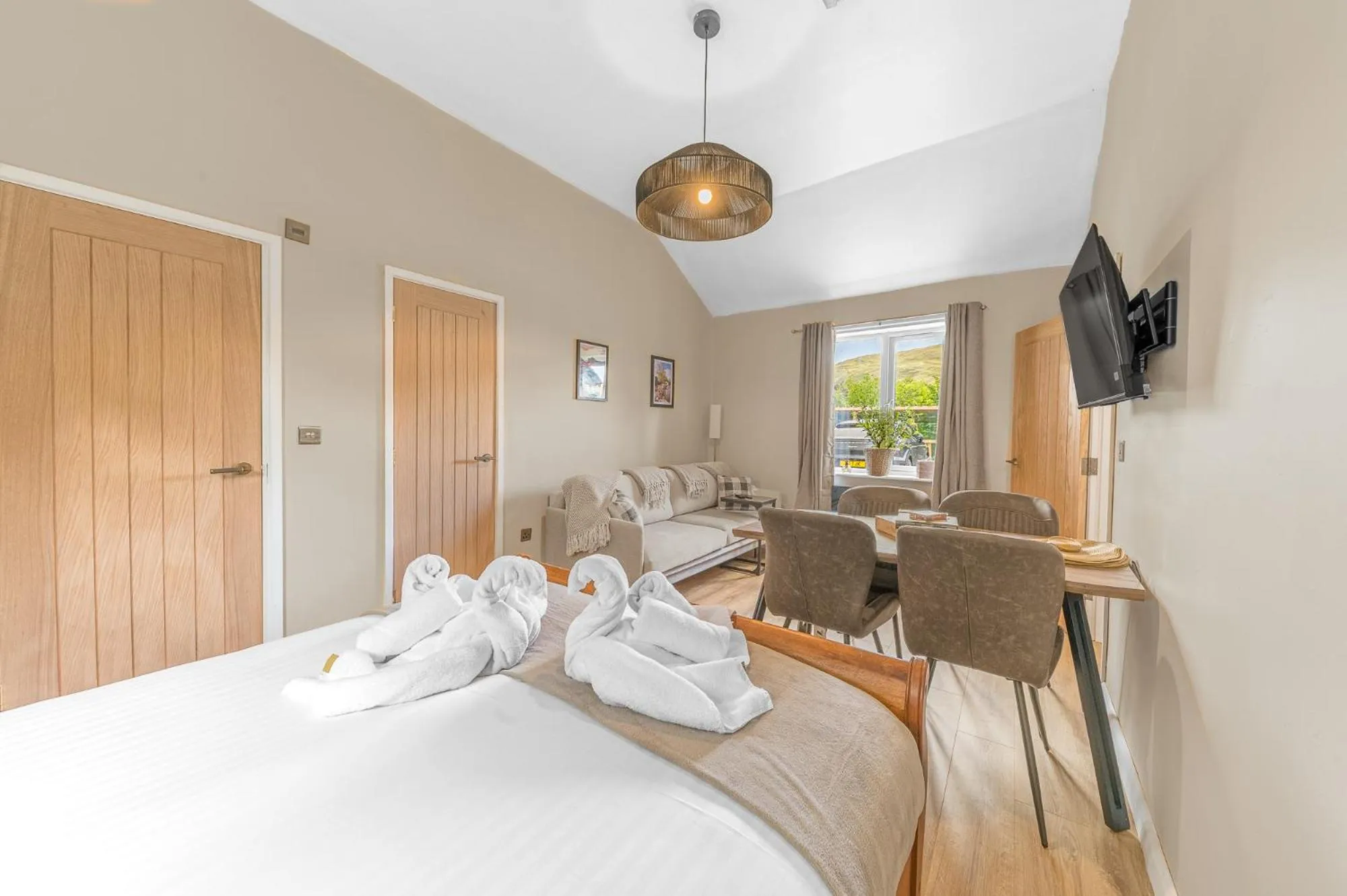 Photo of the whole room, Bed in The Mortal Man Inn