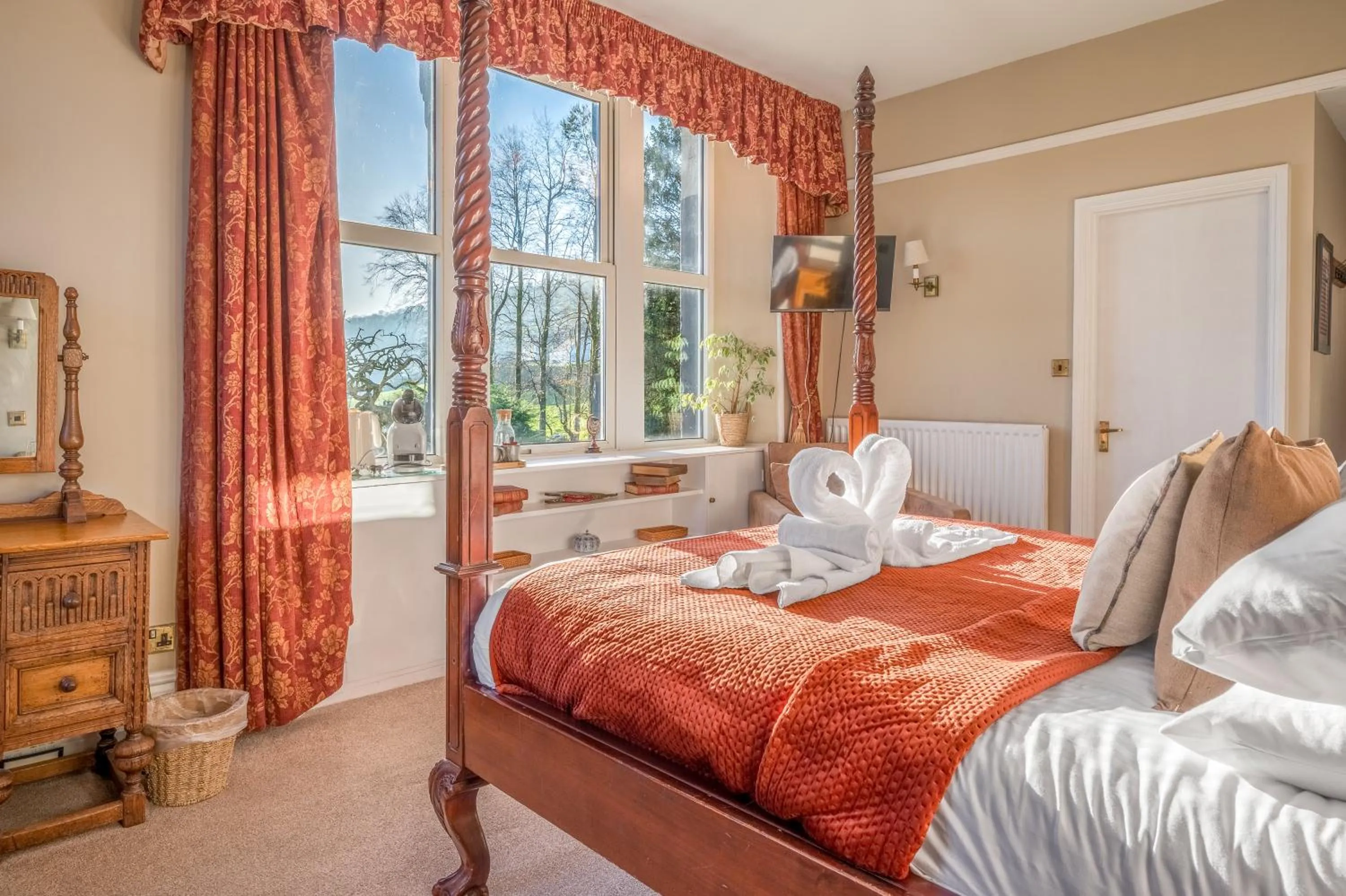 Bed in The Mortal Man Inn