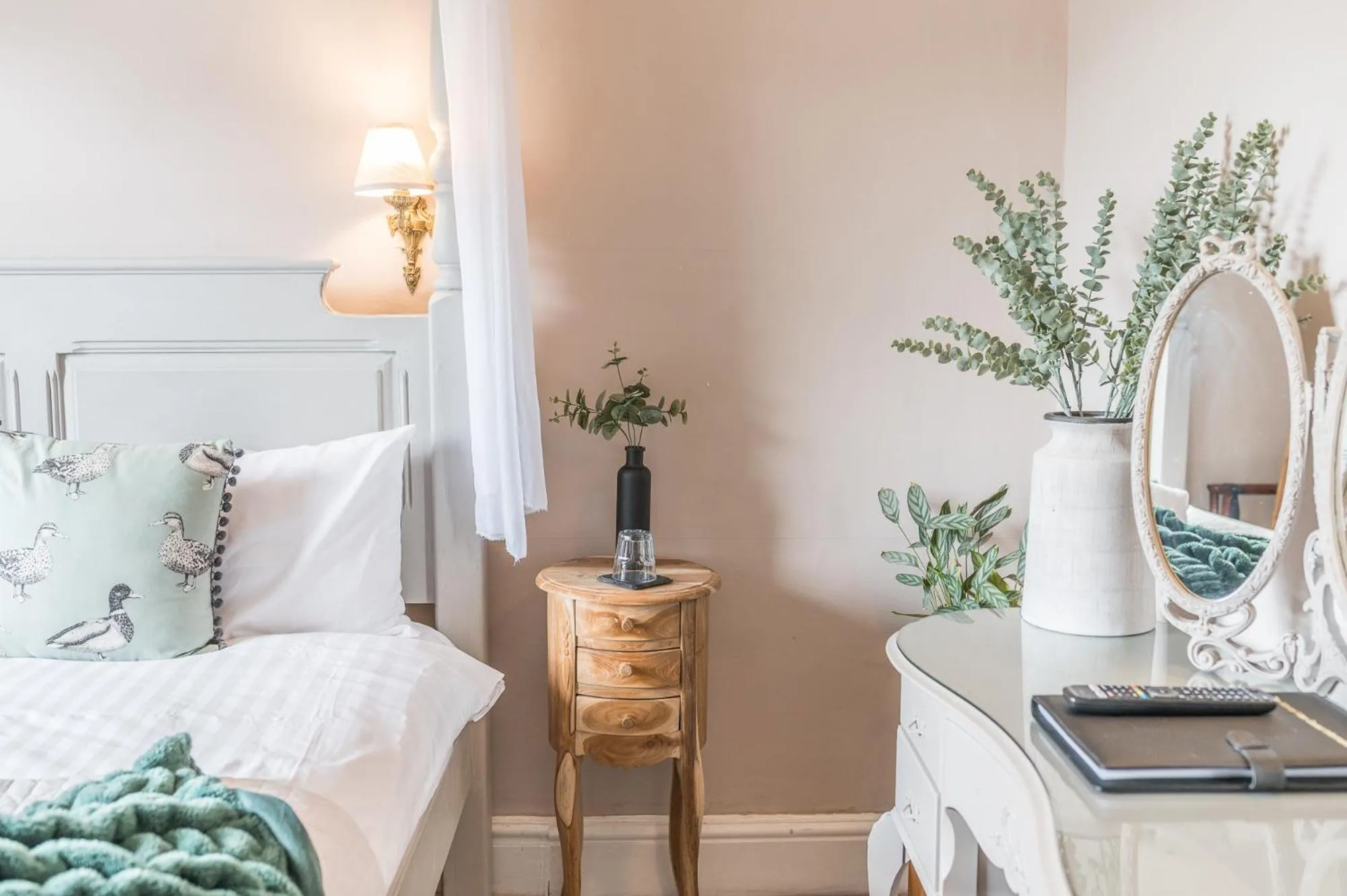 Bed in The Mortal Man Inn