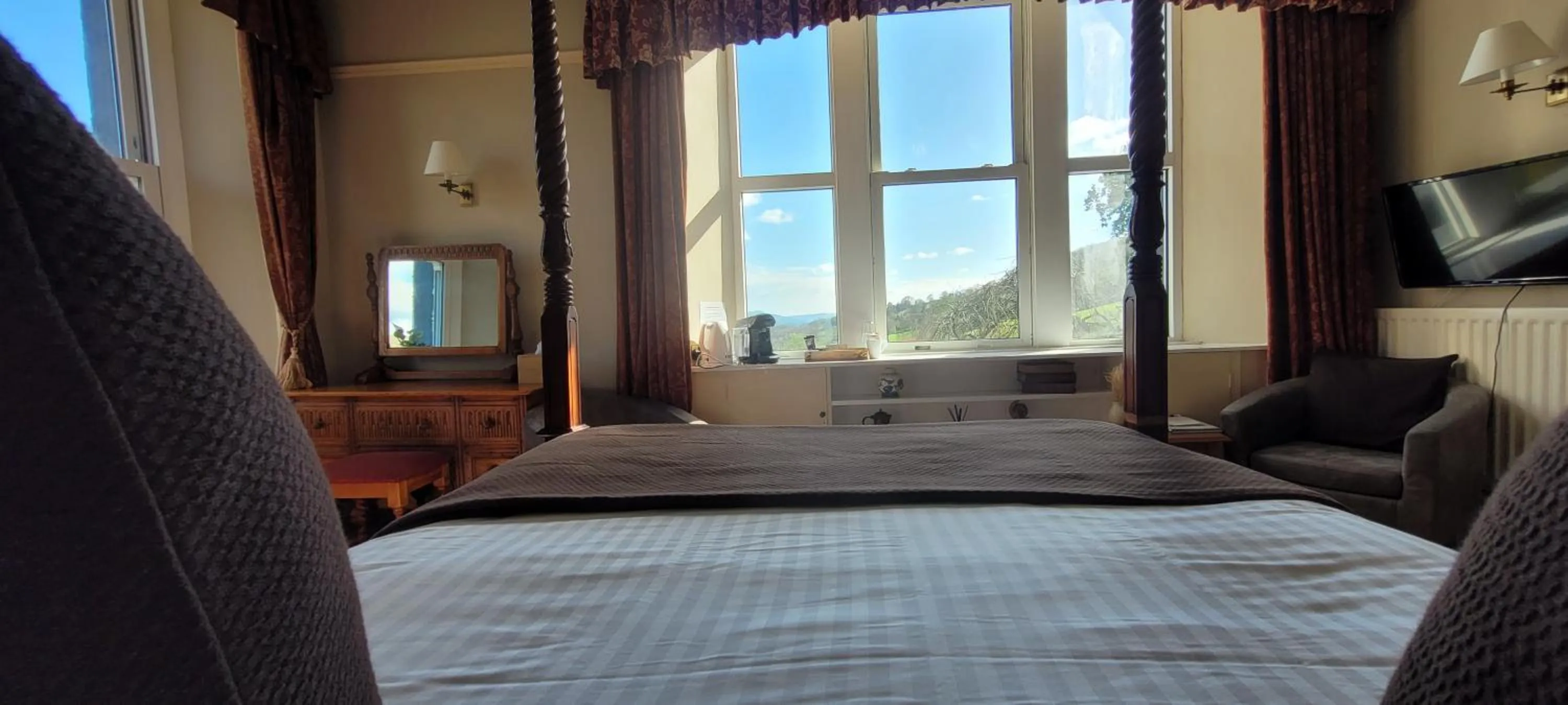 Bed in The Mortal Man Inn