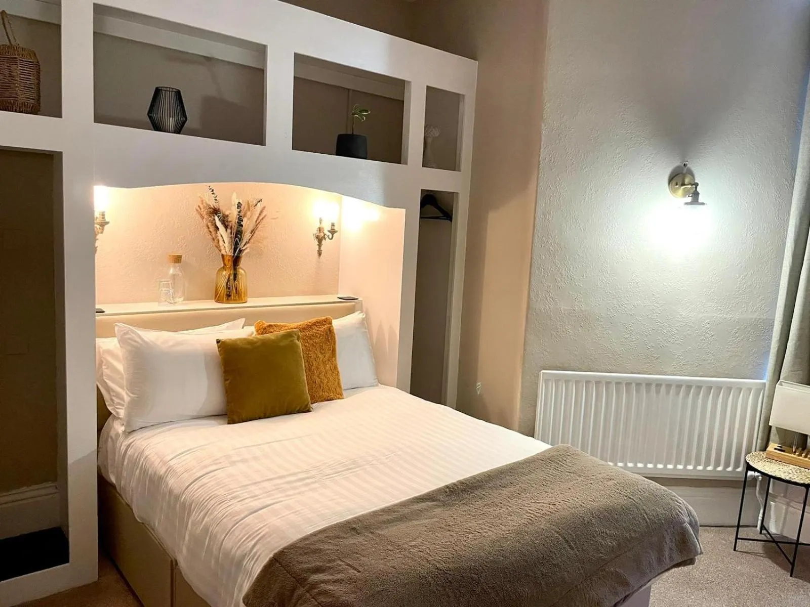 Bed in The Mortal Man Inn