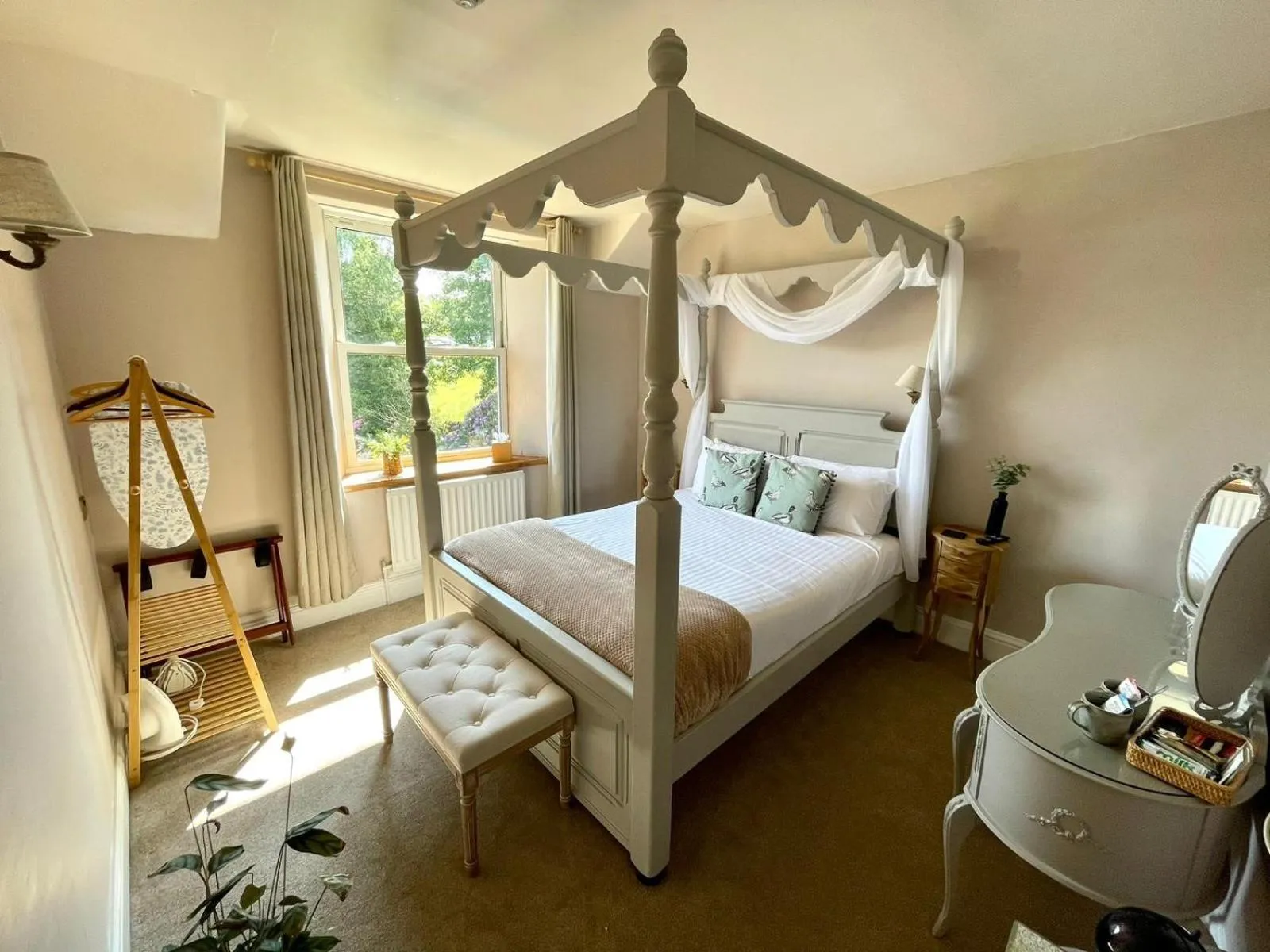 Photo of the whole room, Bed in The Mortal Man Inn