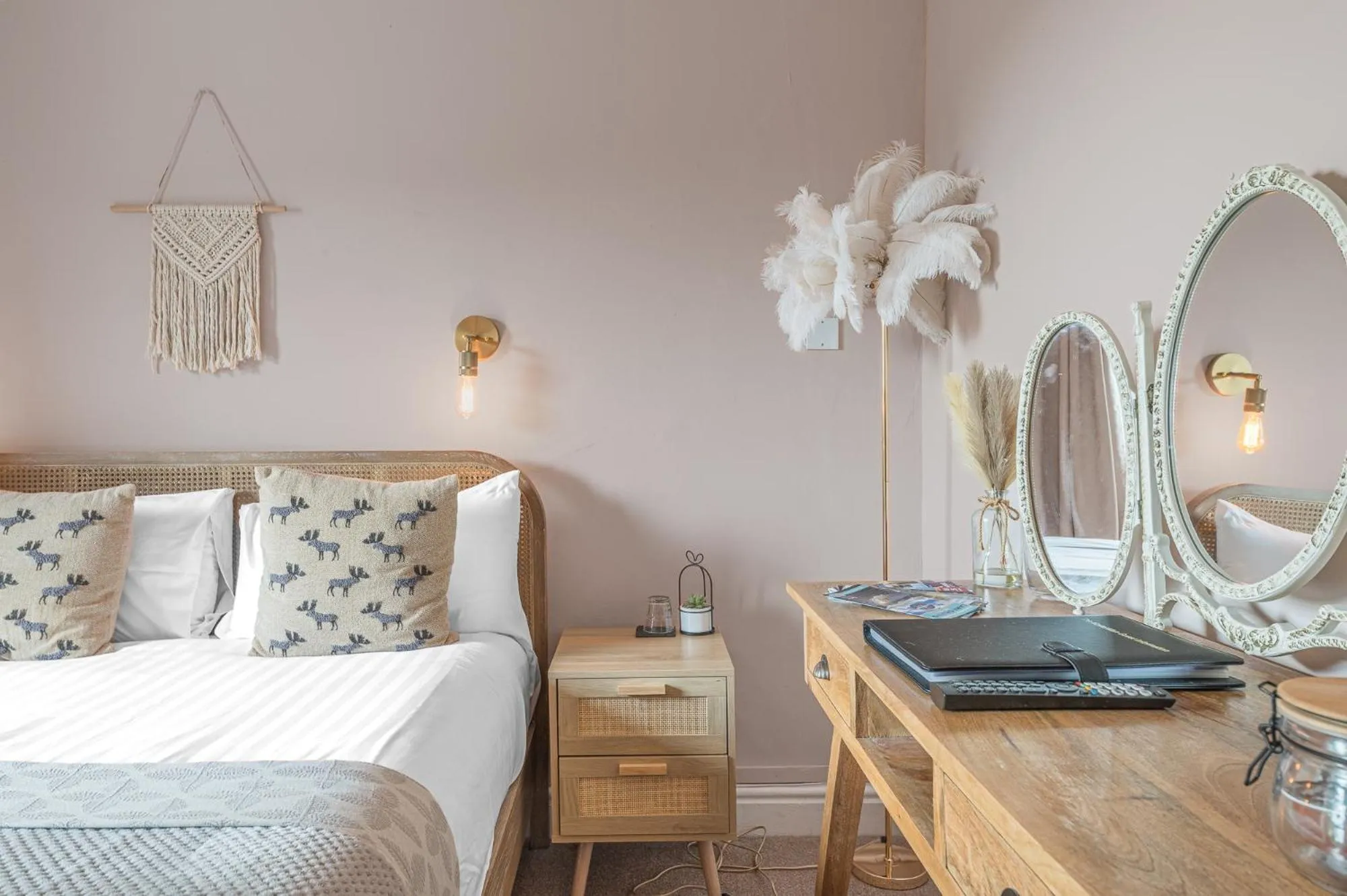 Bed in The Mortal Man Inn