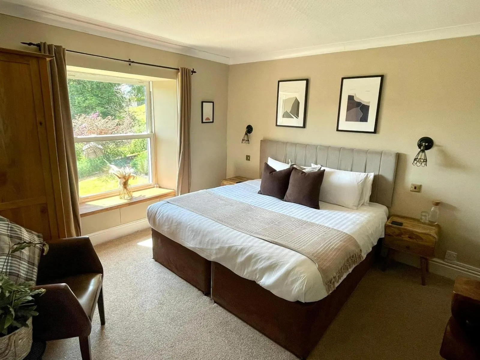 Bed in The Mortal Man Inn