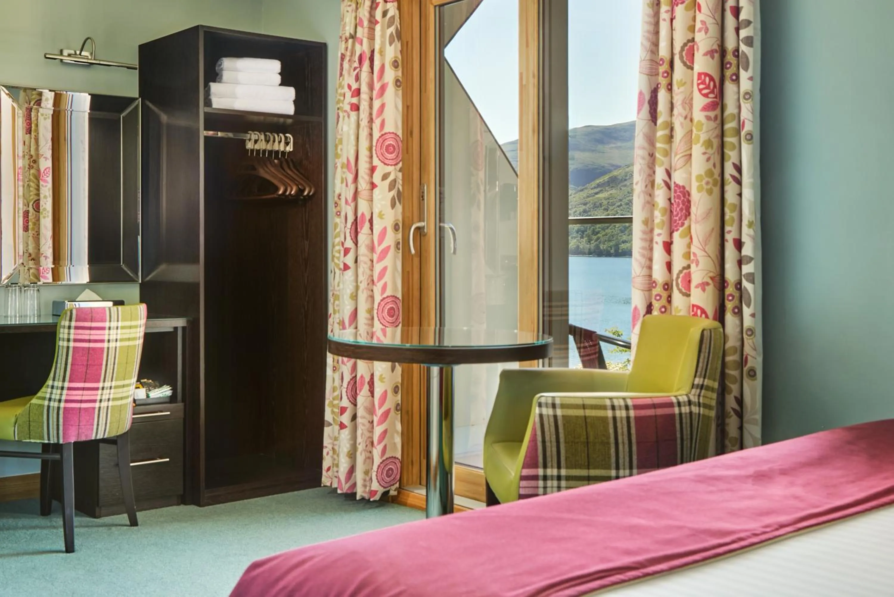 Bedroom in Clan Macduff Hotel