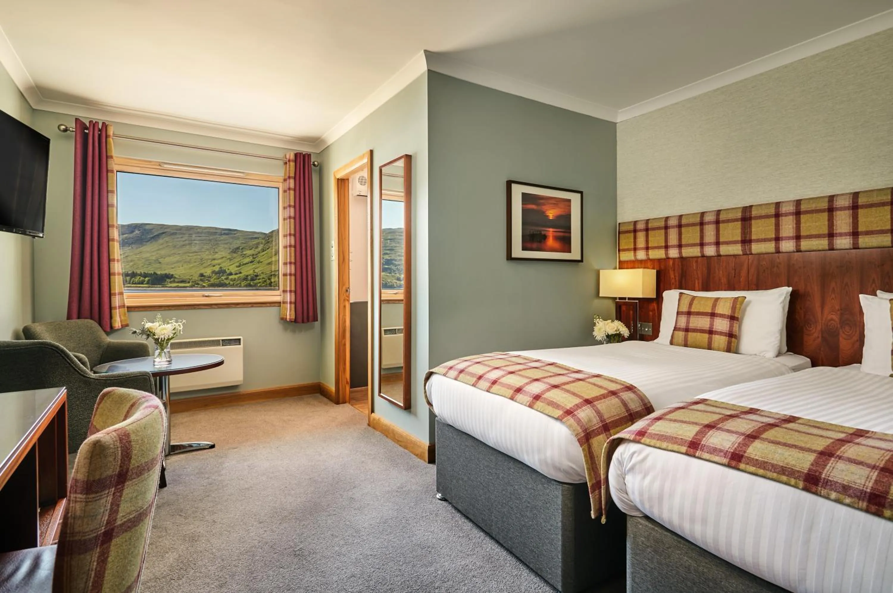 Bedroom in Clan Macduff Hotel