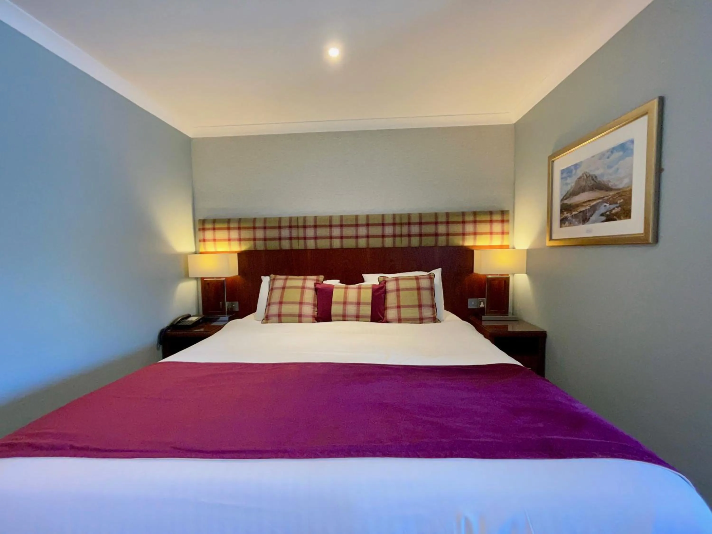 Bed in Clan Macduff Hotel