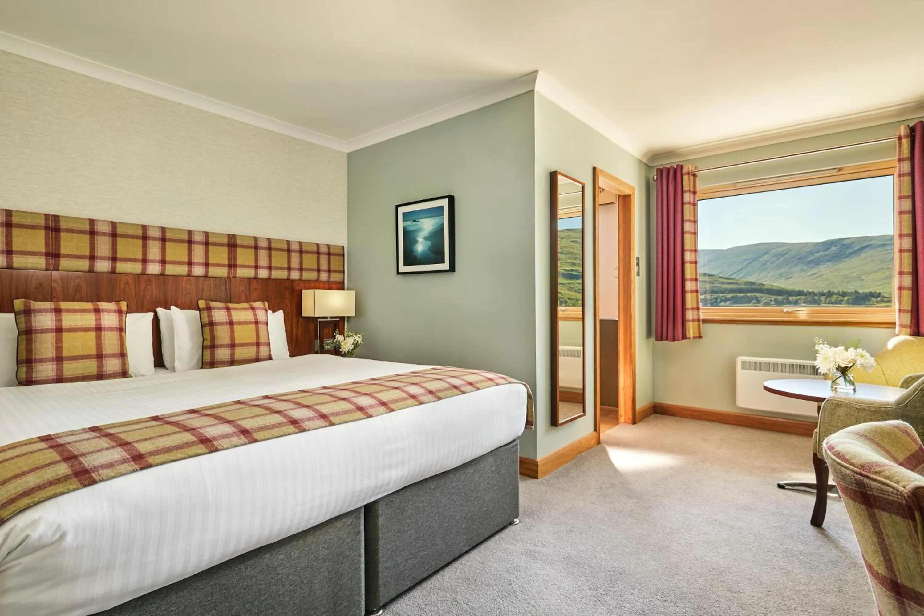 Bedroom in Clan Macduff Hotel