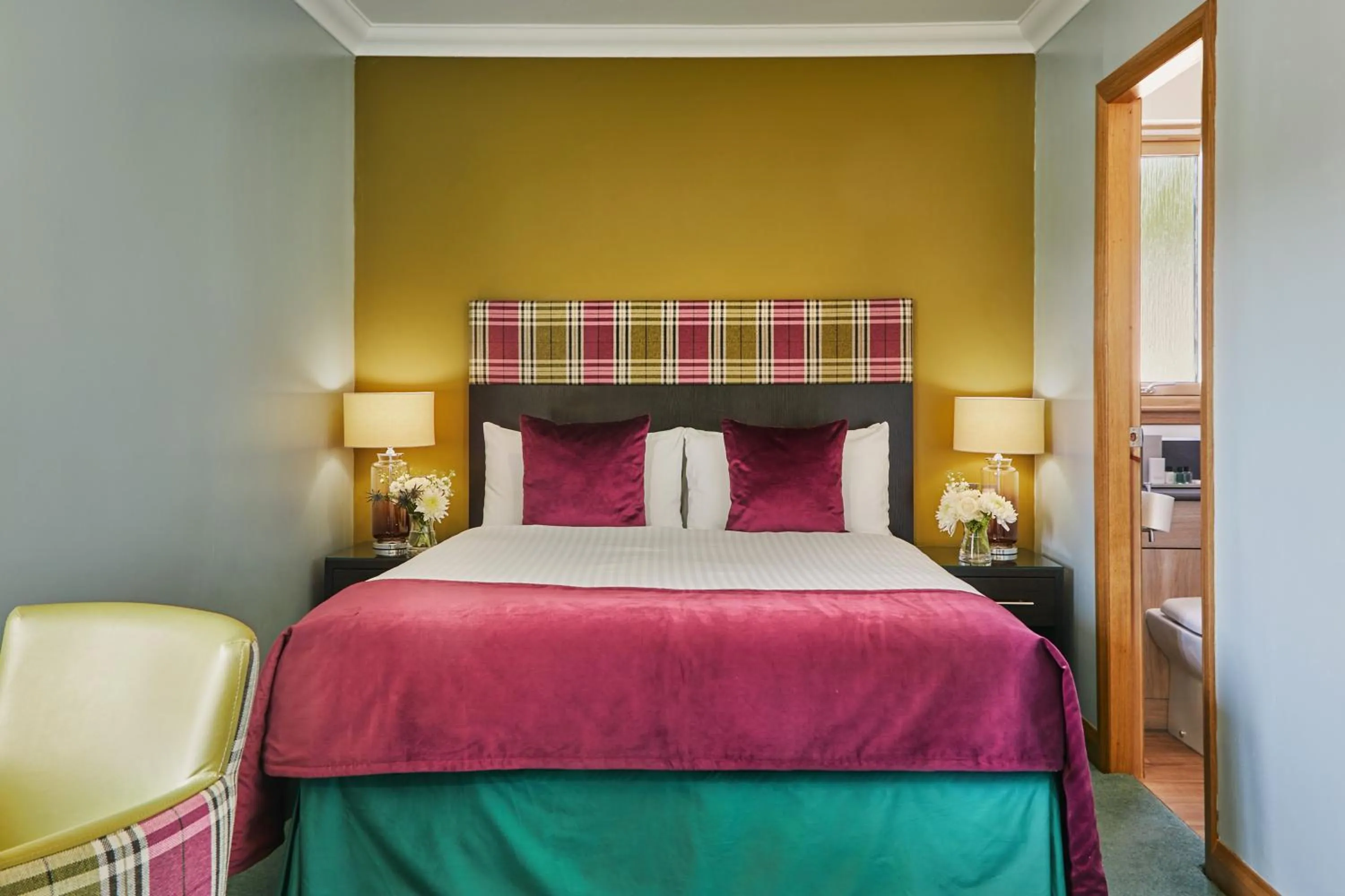 Bedroom in Clan Macduff Hotel