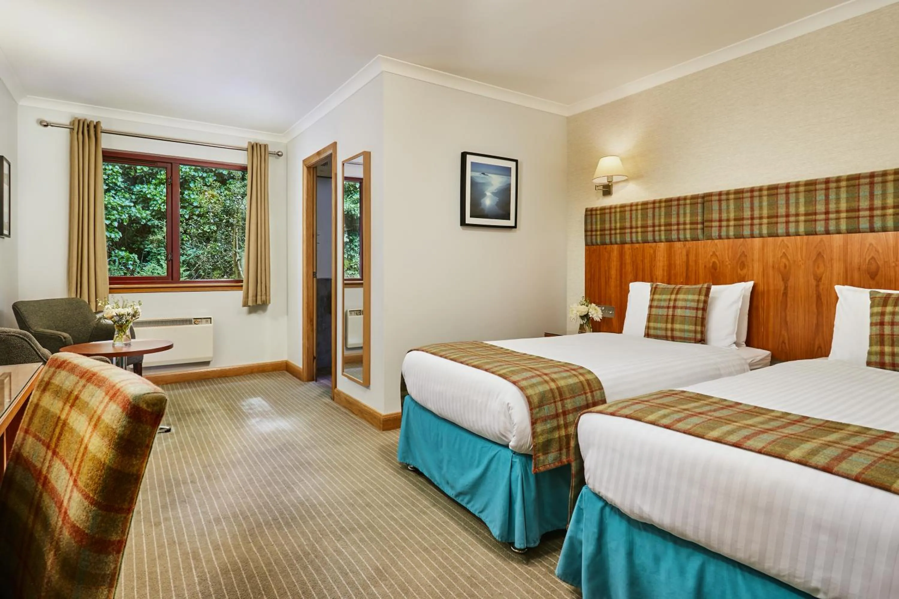 Bedroom in Clan Macduff Hotel