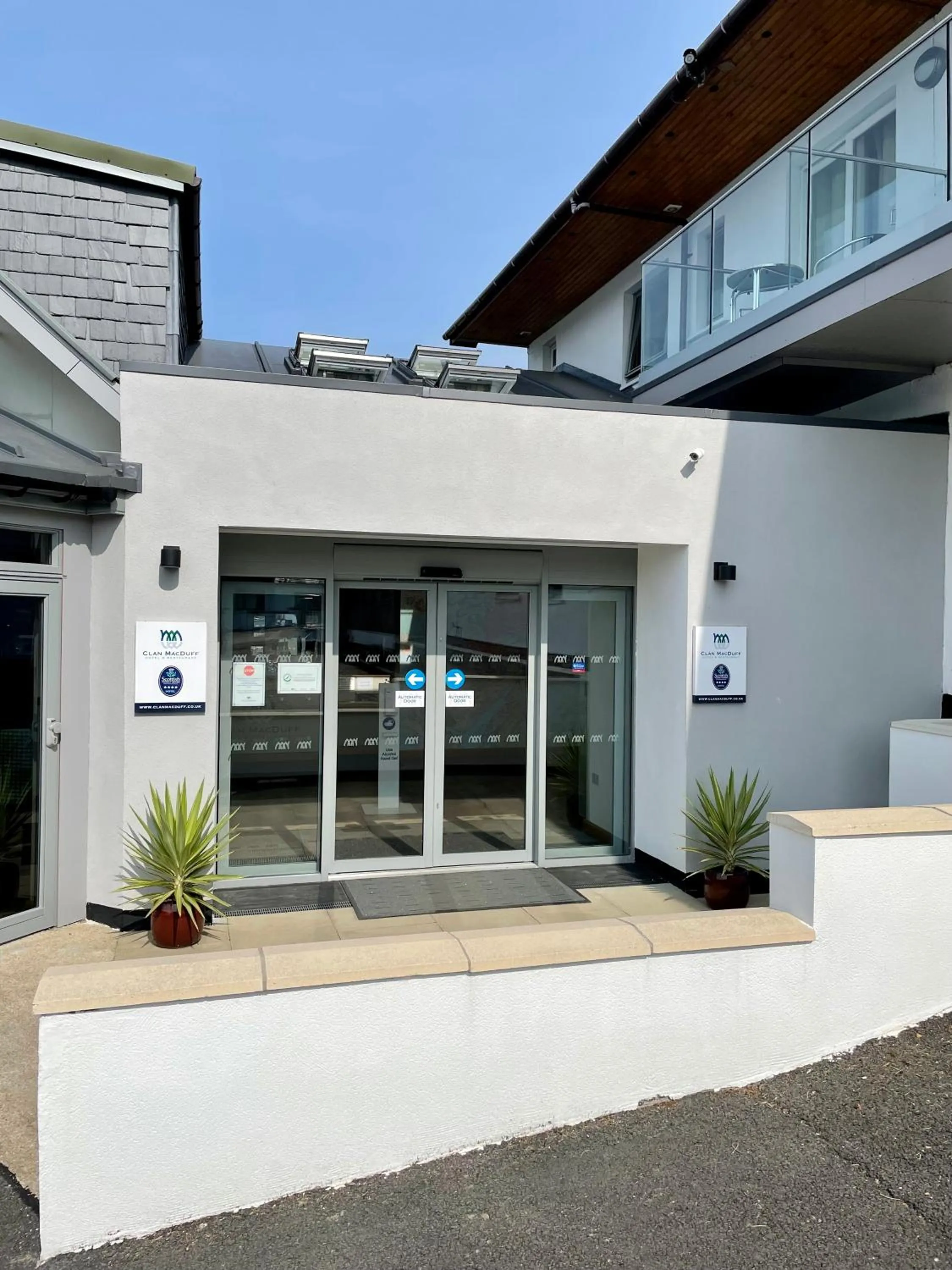 Facade/entrance in Clan Macduff Hotel