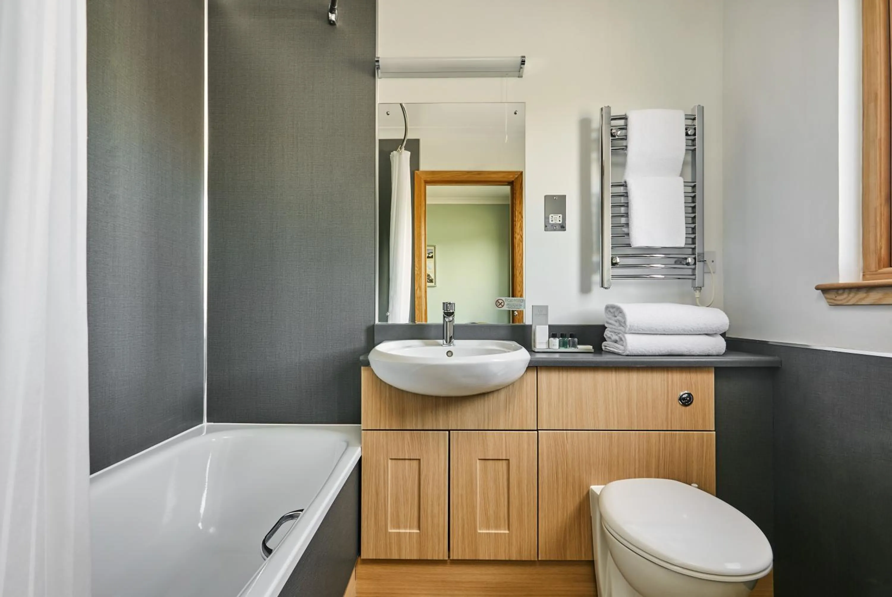 Bathroom in Clan Macduff Hotel