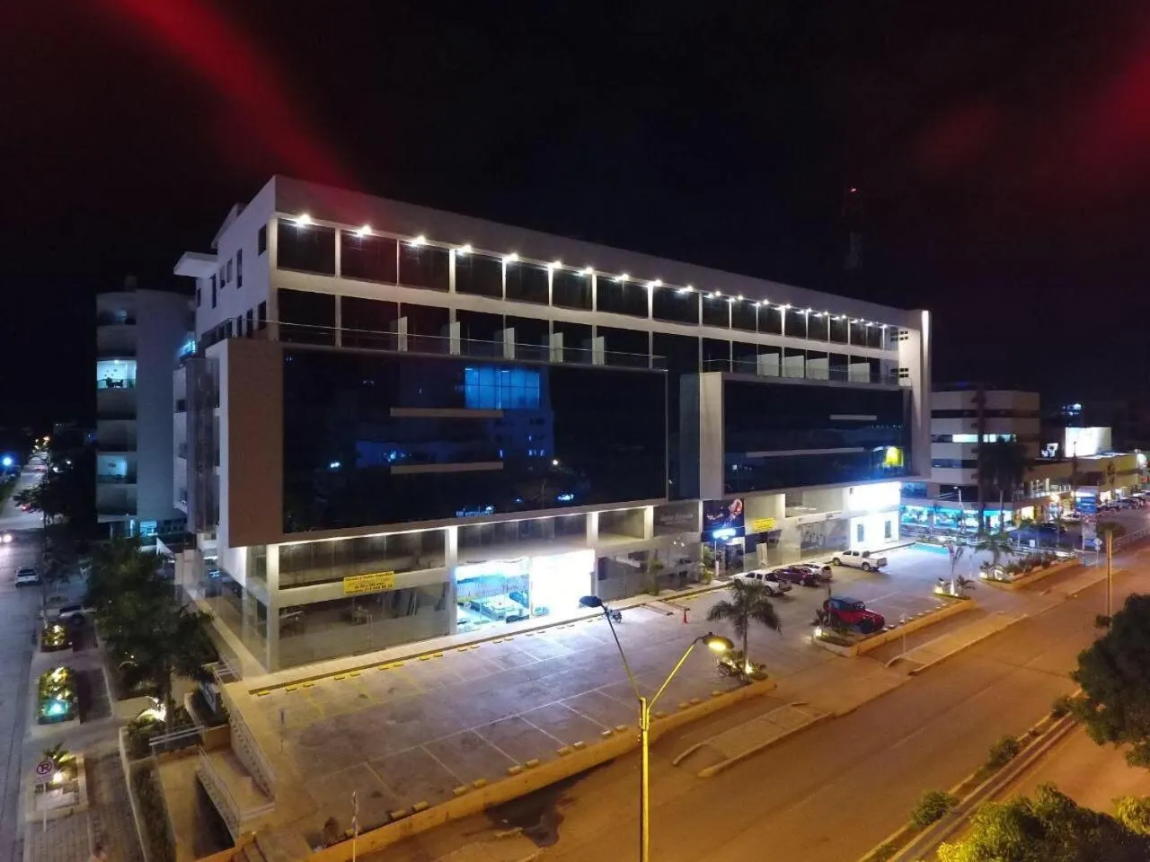 Property building in Hotel Sexta Avenida Inn