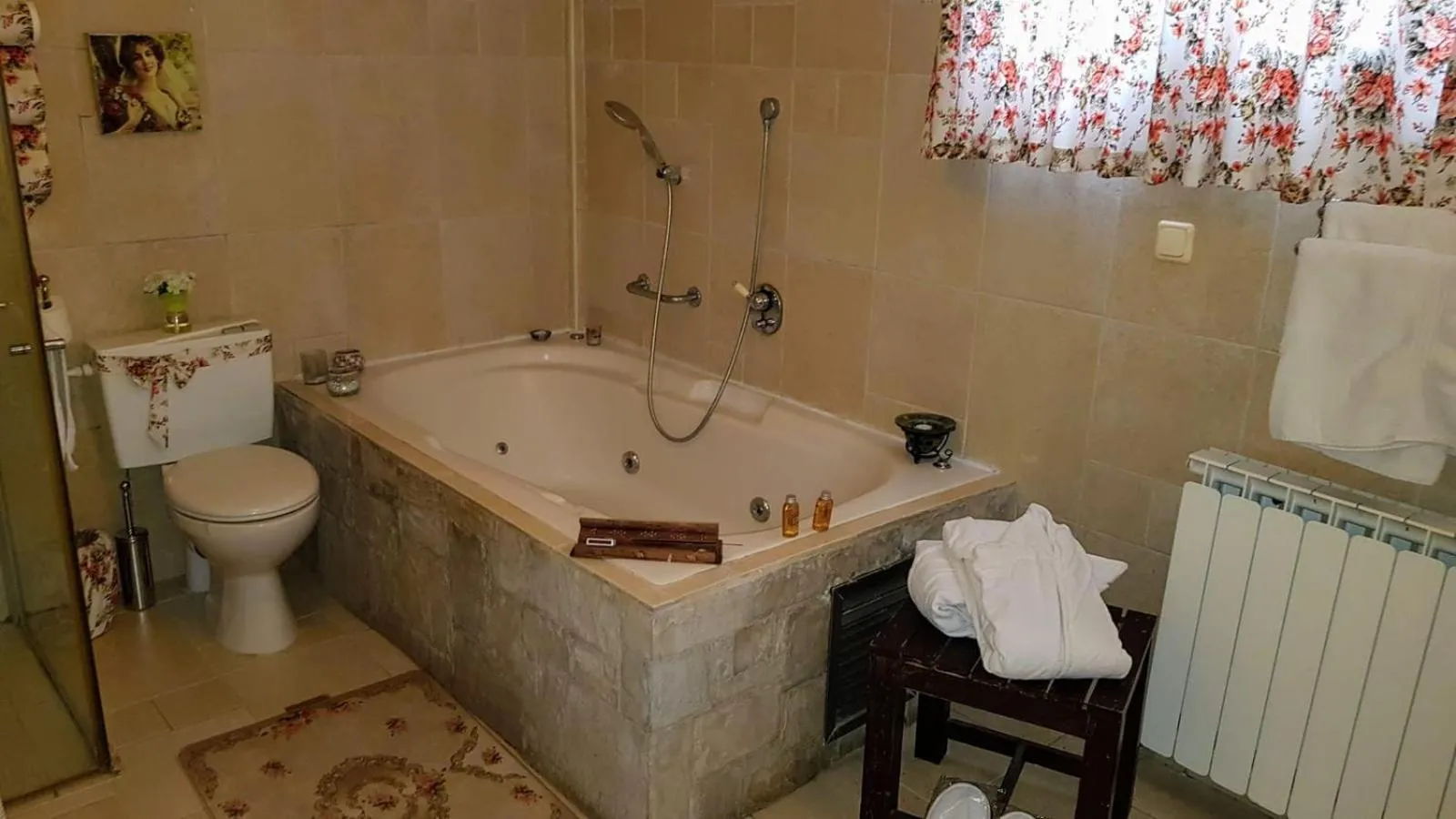 Hot Tub in Rosh Pinat Noy