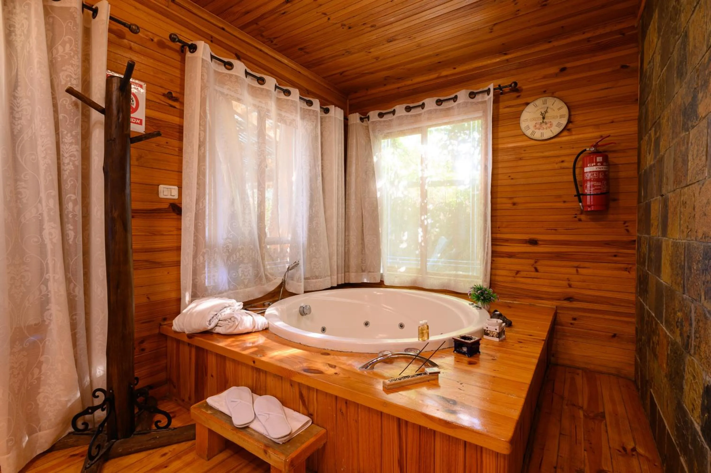 Hot Tub in Rosh Pinat Noy