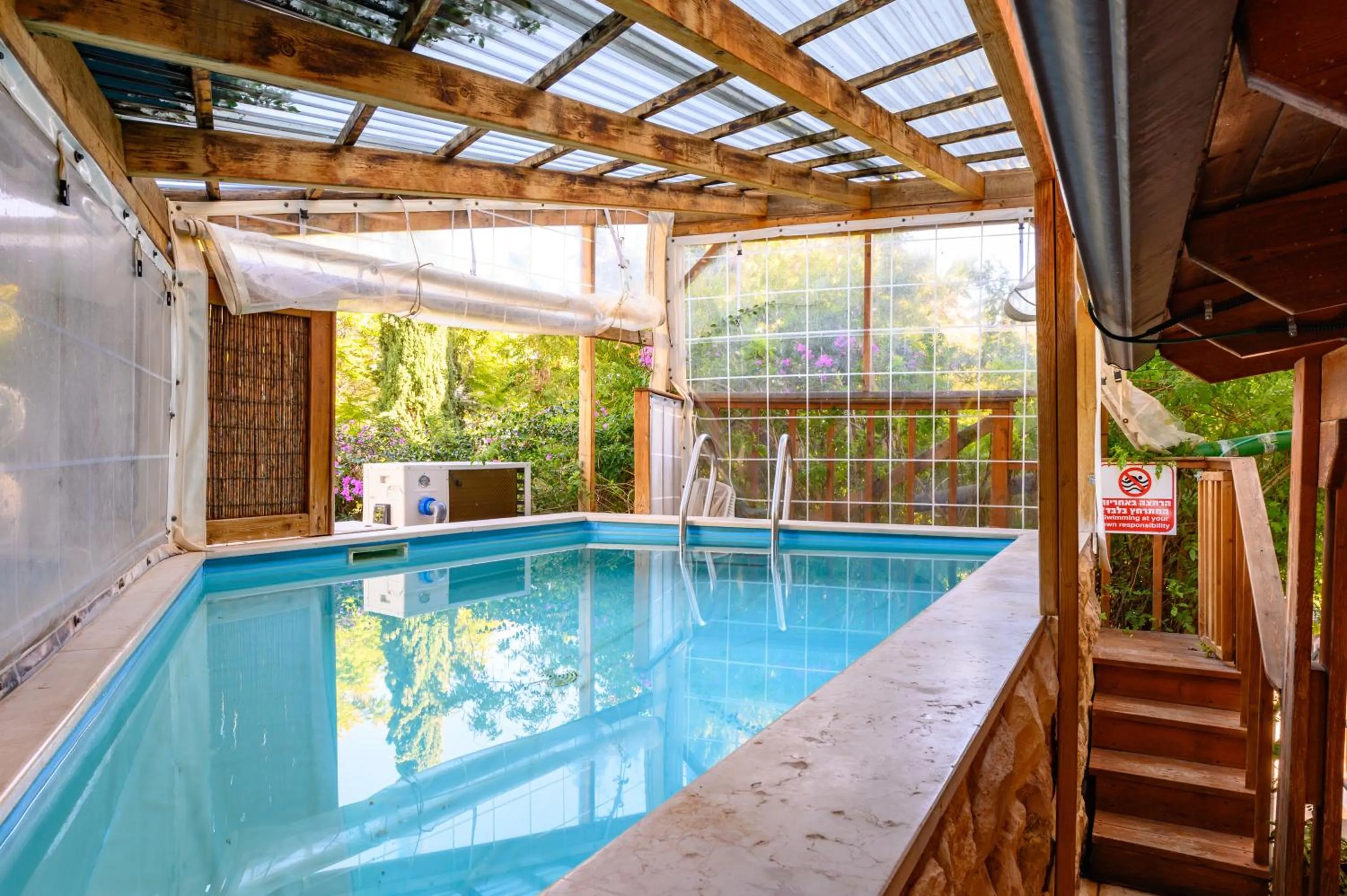 Swimming pool in Rosh Pinat Noy