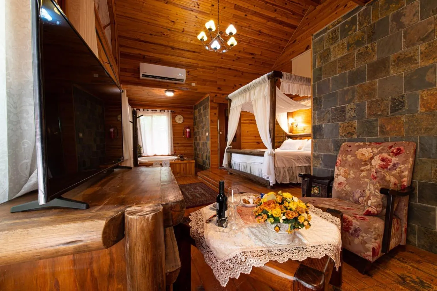 Photo of the whole room in Rosh Pinat Noy
