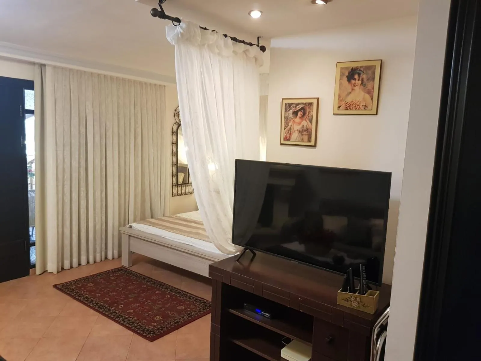 TV and multimedia in Rosh Pinat Noy