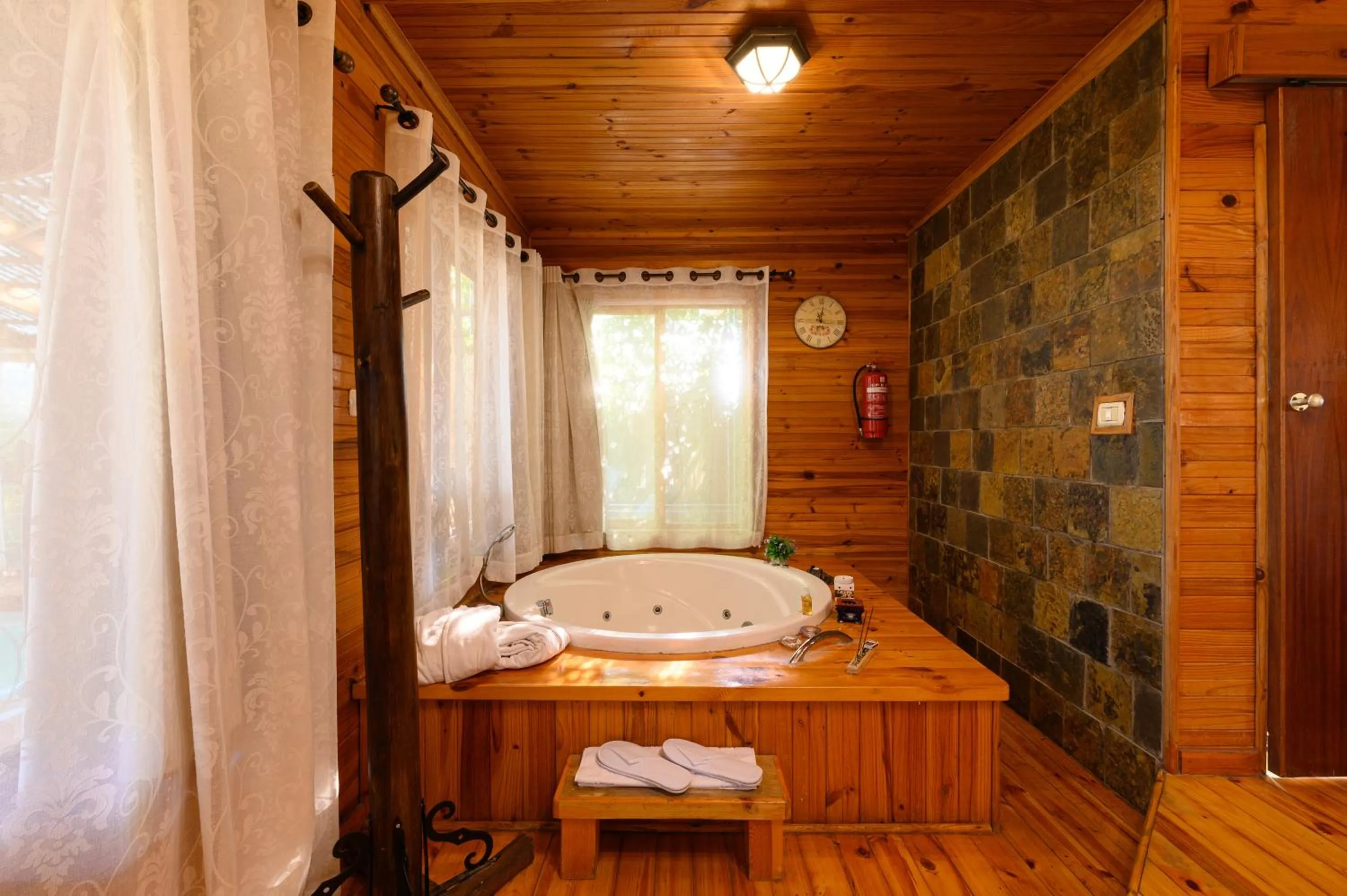 Hot Tub in Rosh Pinat Noy