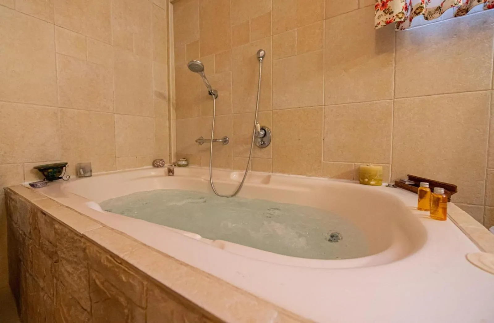 Hot Tub in Rosh Pinat Noy