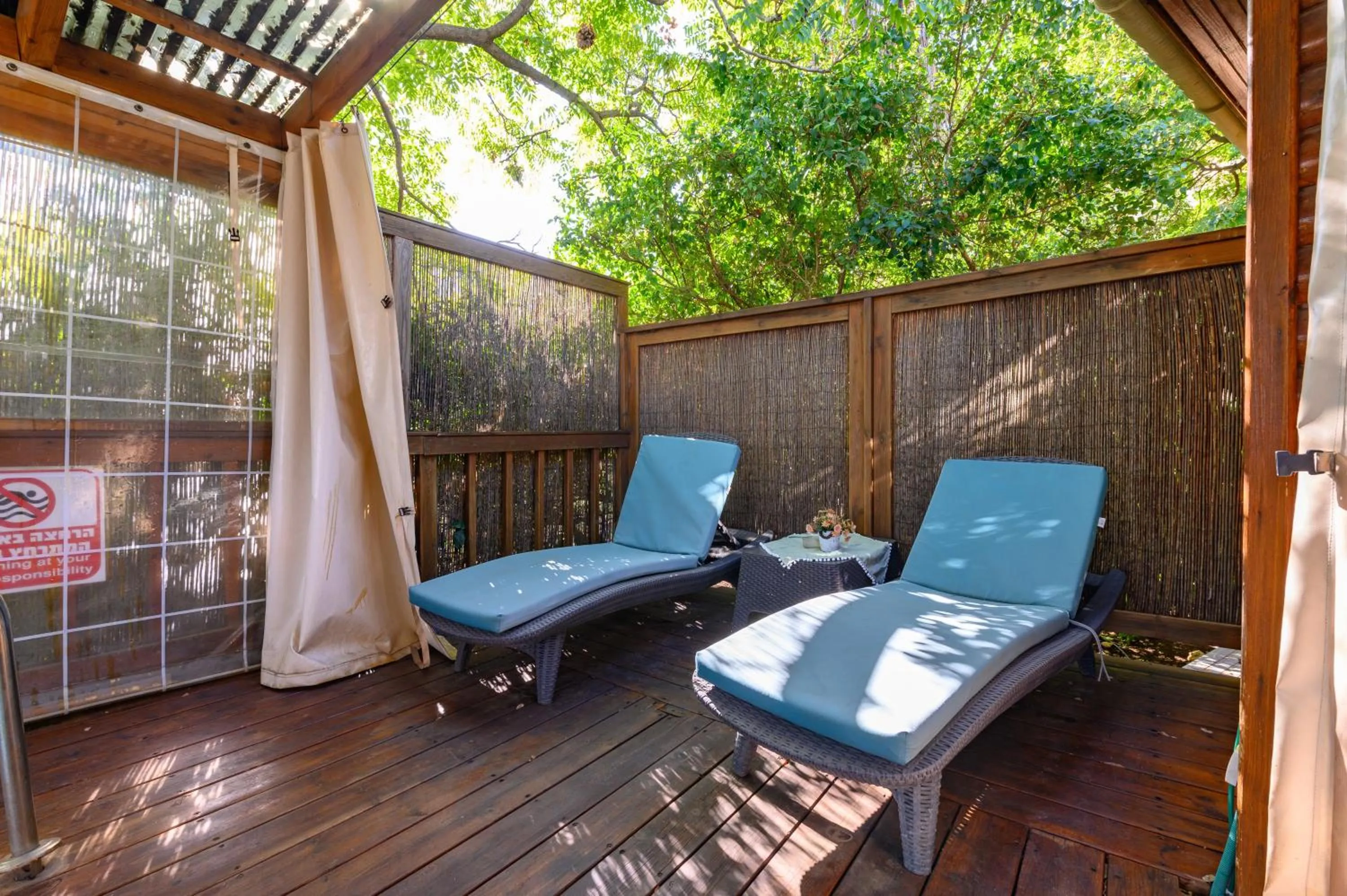 Patio in Rosh Pinat Noy