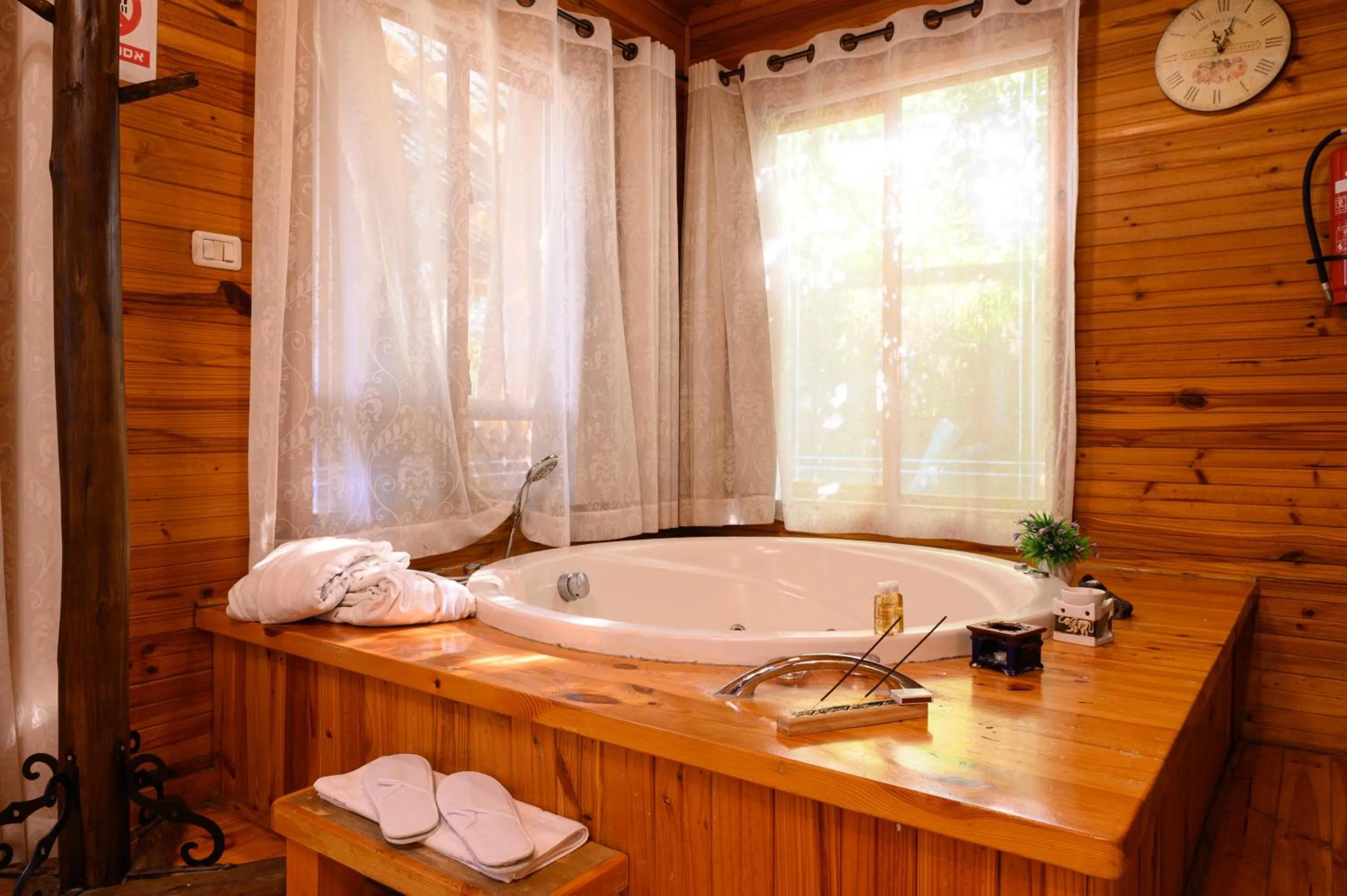 Hot Tub in Rosh Pinat Noy