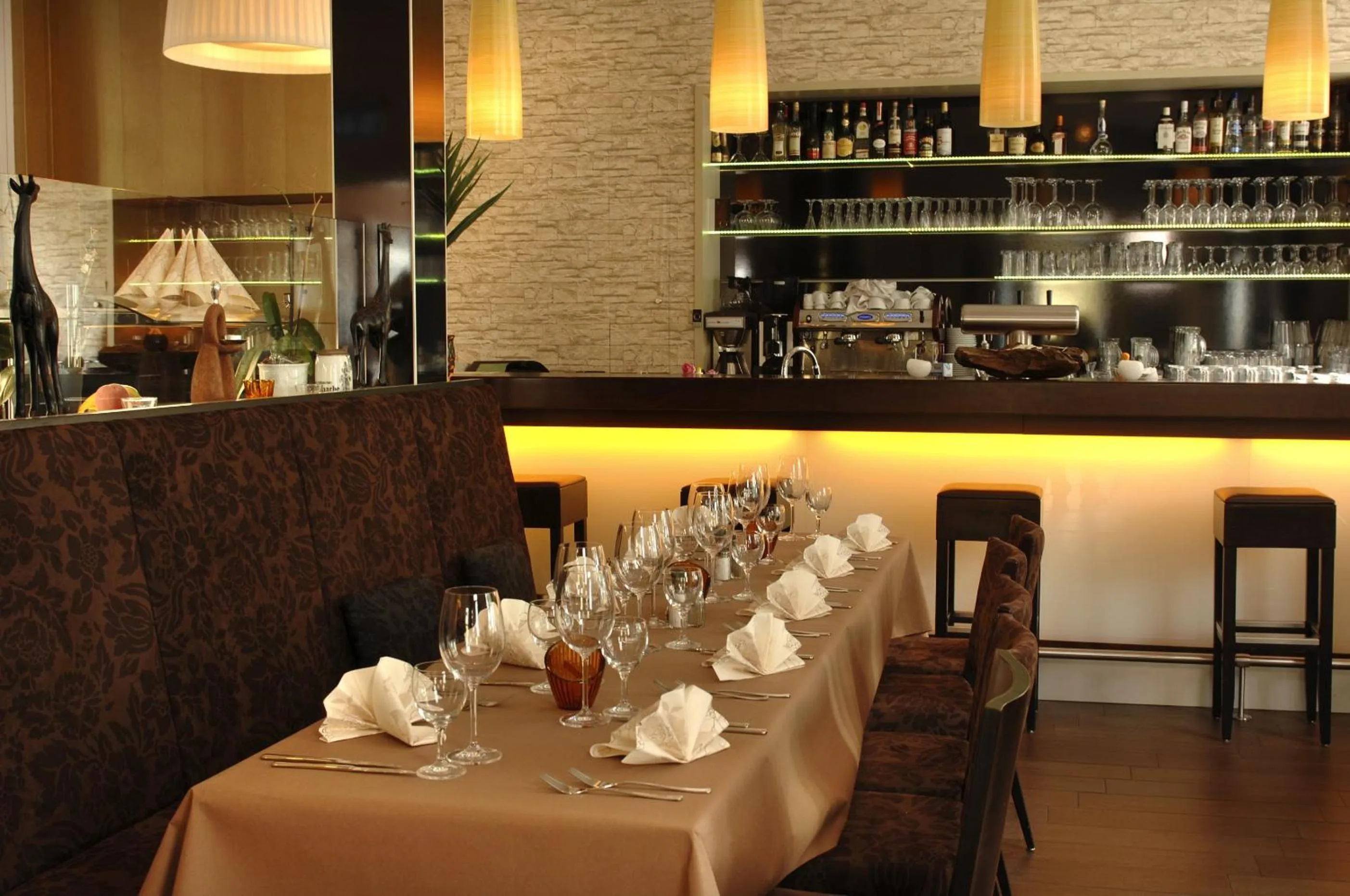 Restaurant/places to eat in Hotel Excellent