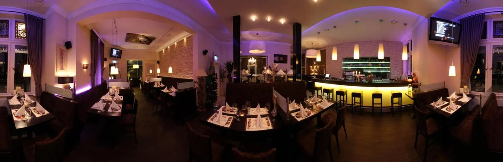 Restaurant/places to eat in Hotel Excellent