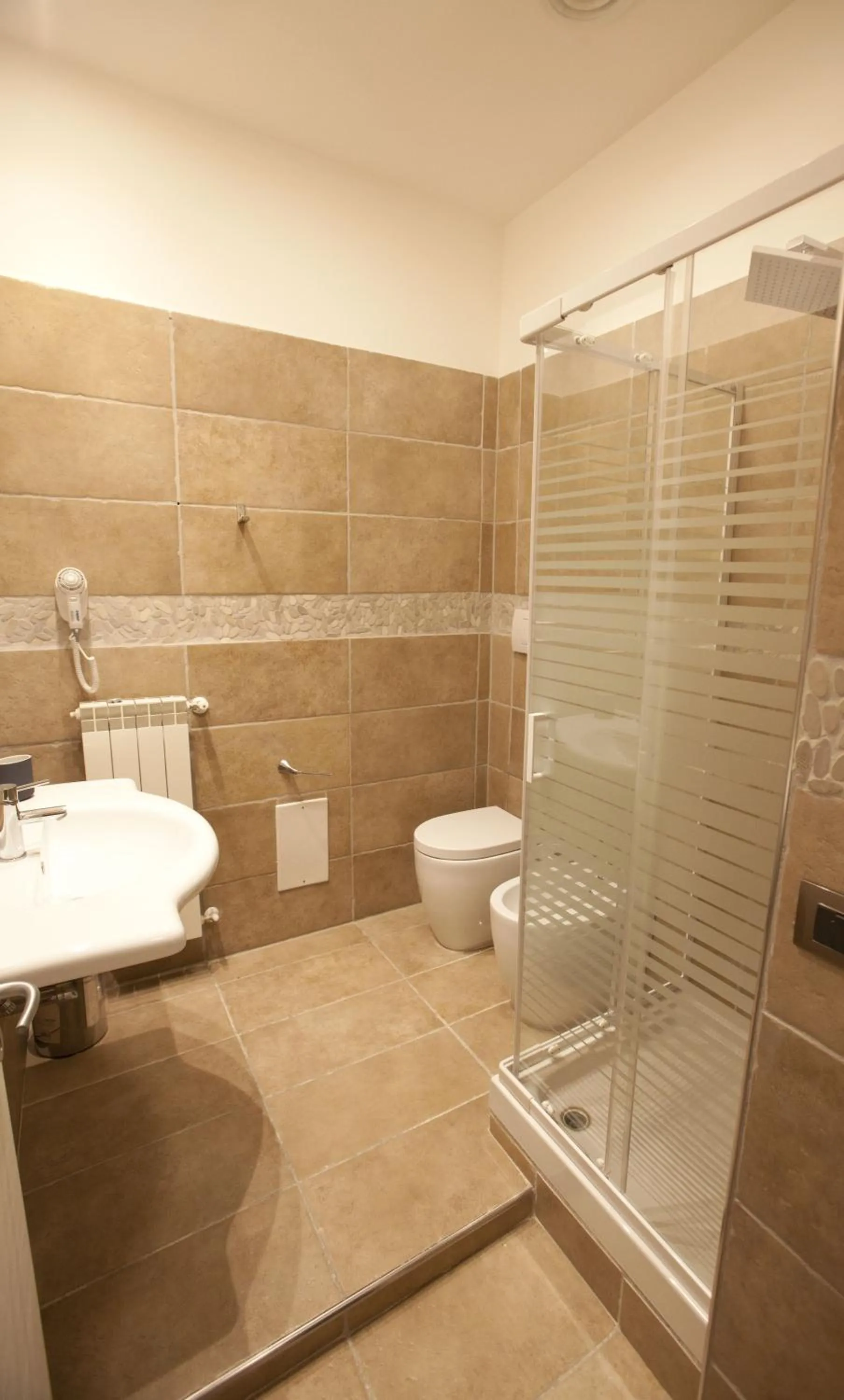 Shower in REGGIA & DINTORNI ROOMS A CASERTA