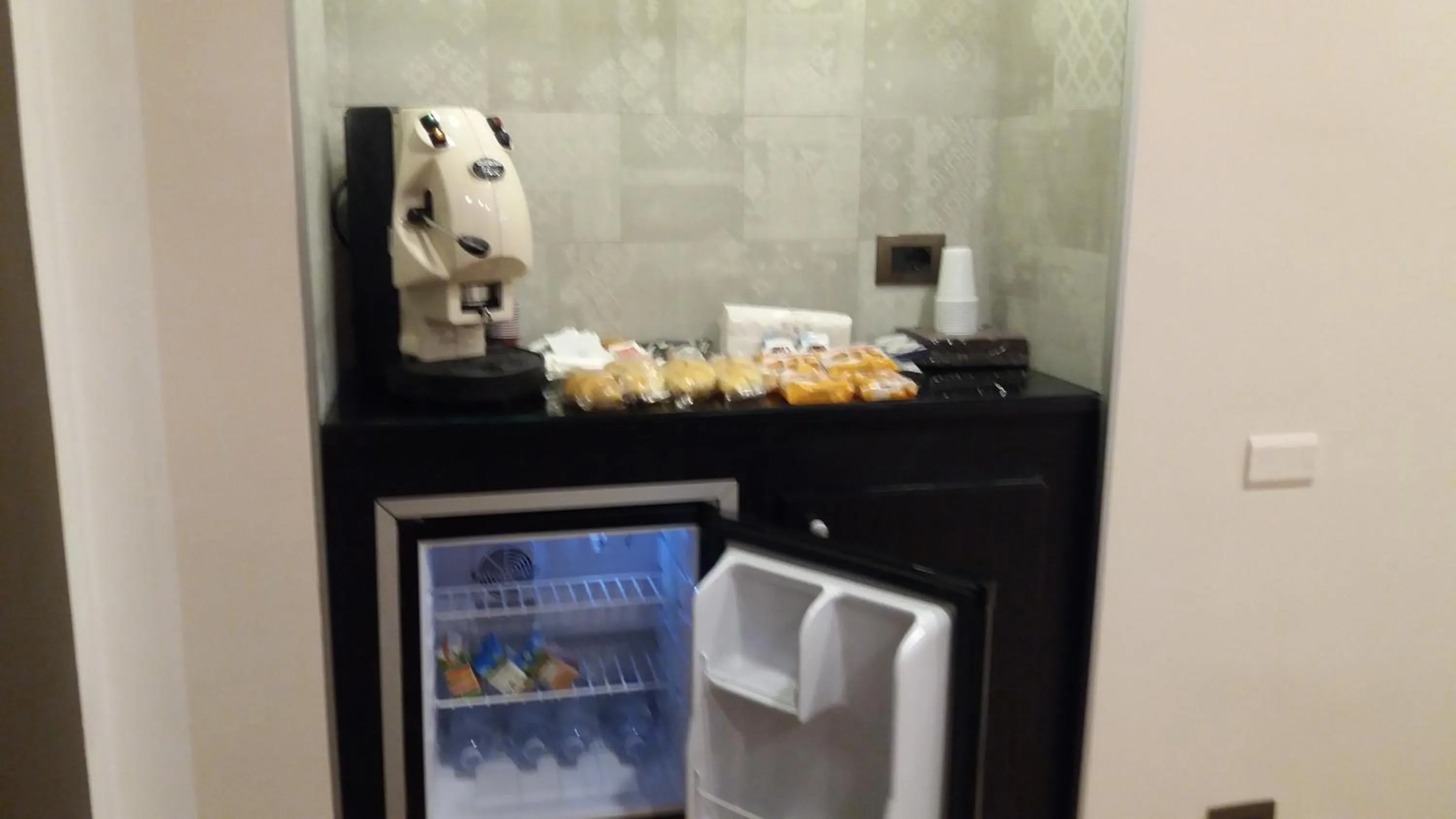 Coffee/tea facilities in REGGIA & DINTORNI ROOMS A CASERTA
