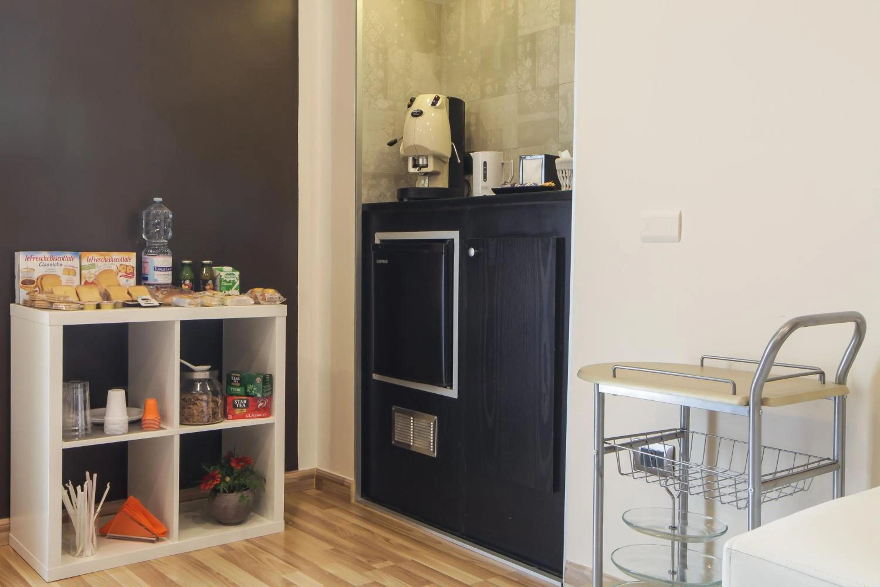 Coffee/tea facilities in REGGIA & DINTORNI ROOMS A CASERTA