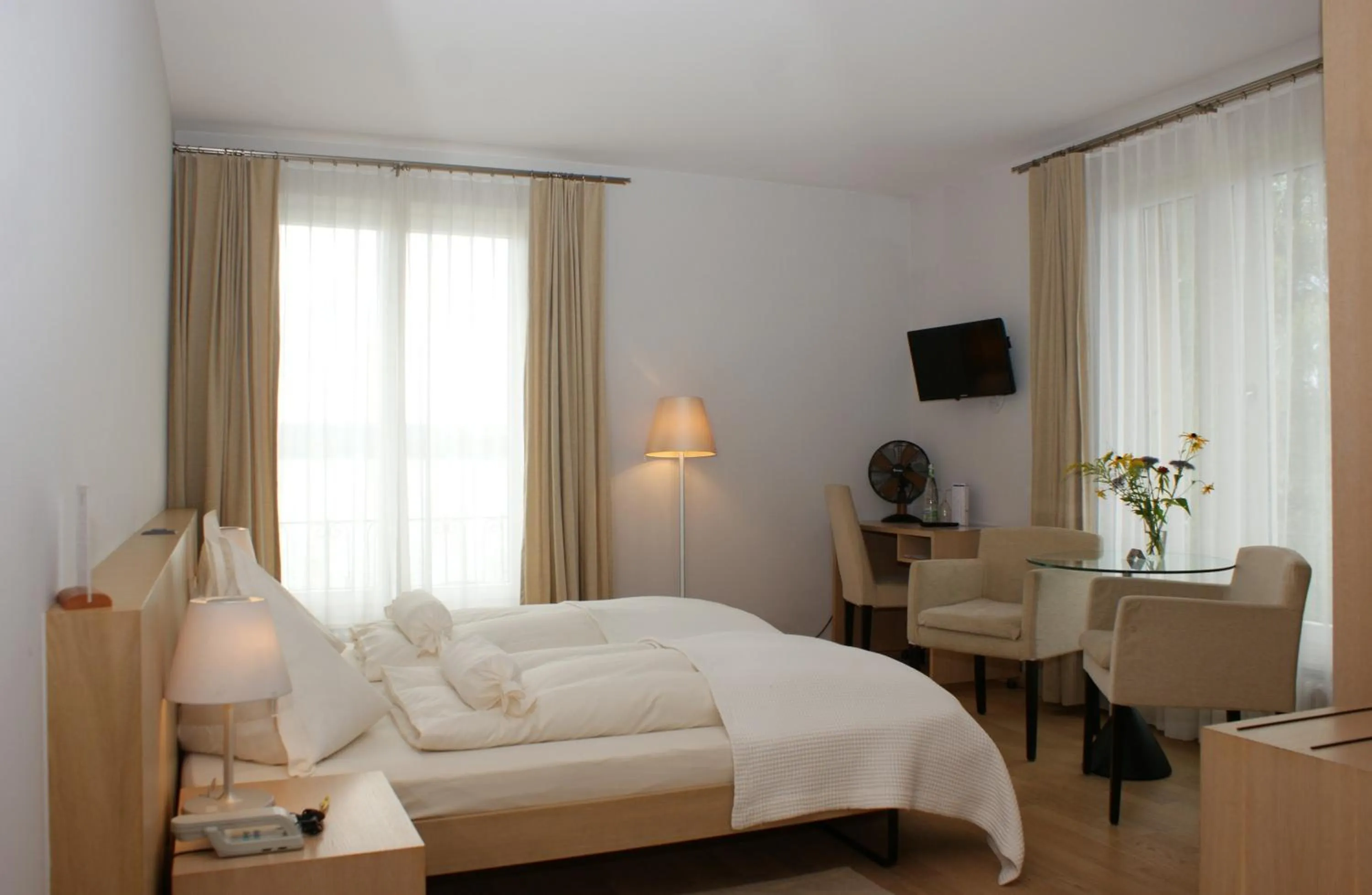 Photo of the whole room in Hotel Jean-Jacques Rousseau