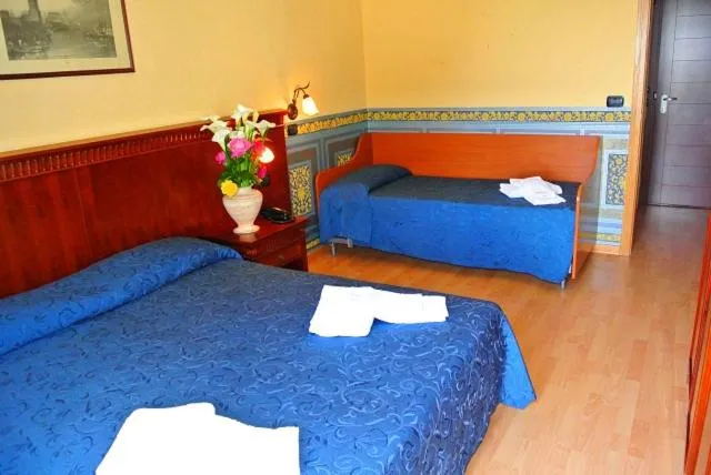 Photo of the whole room, Bed in Hotel Mirage