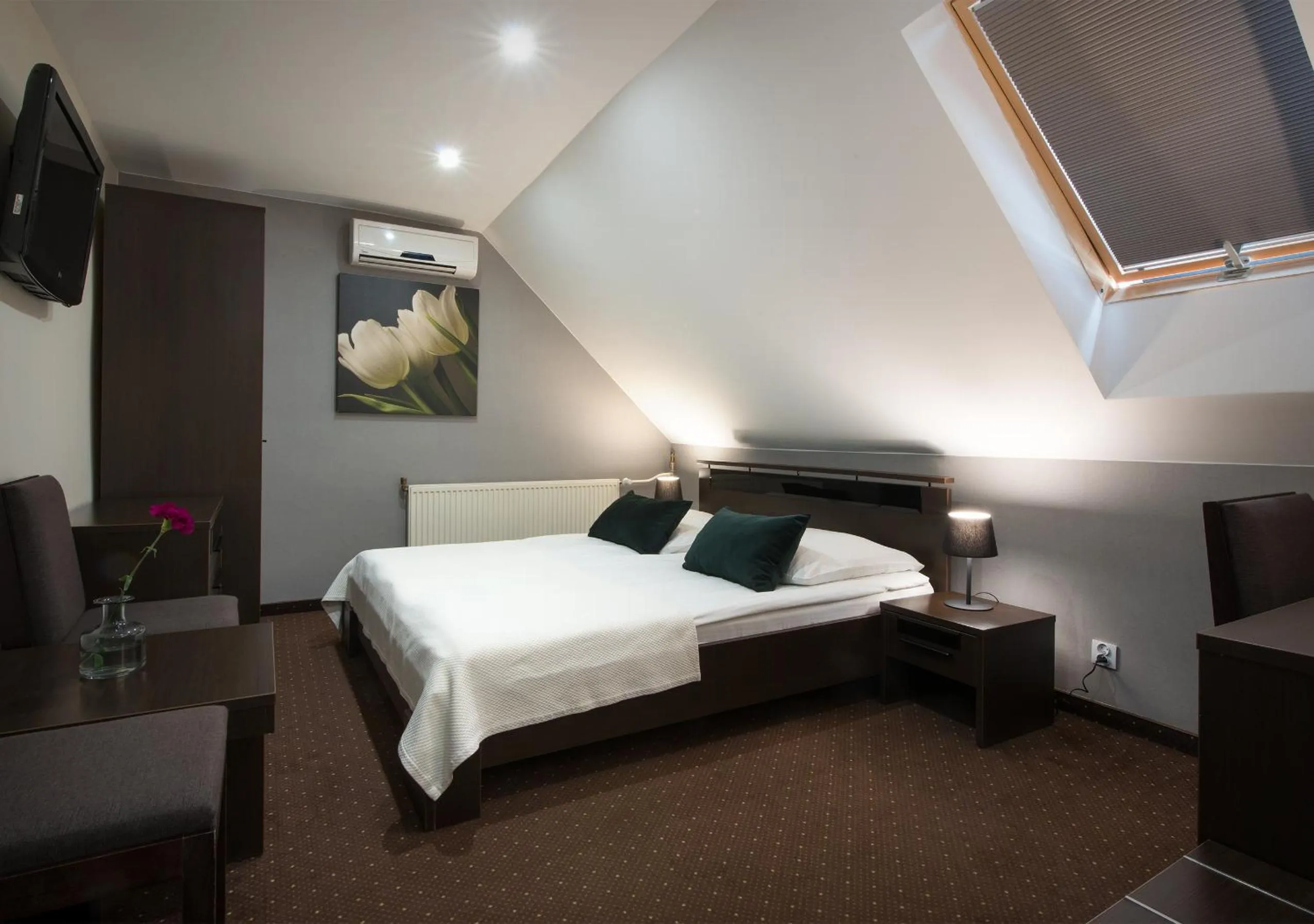 Photo of the whole room, Bed in Hotel Capitol