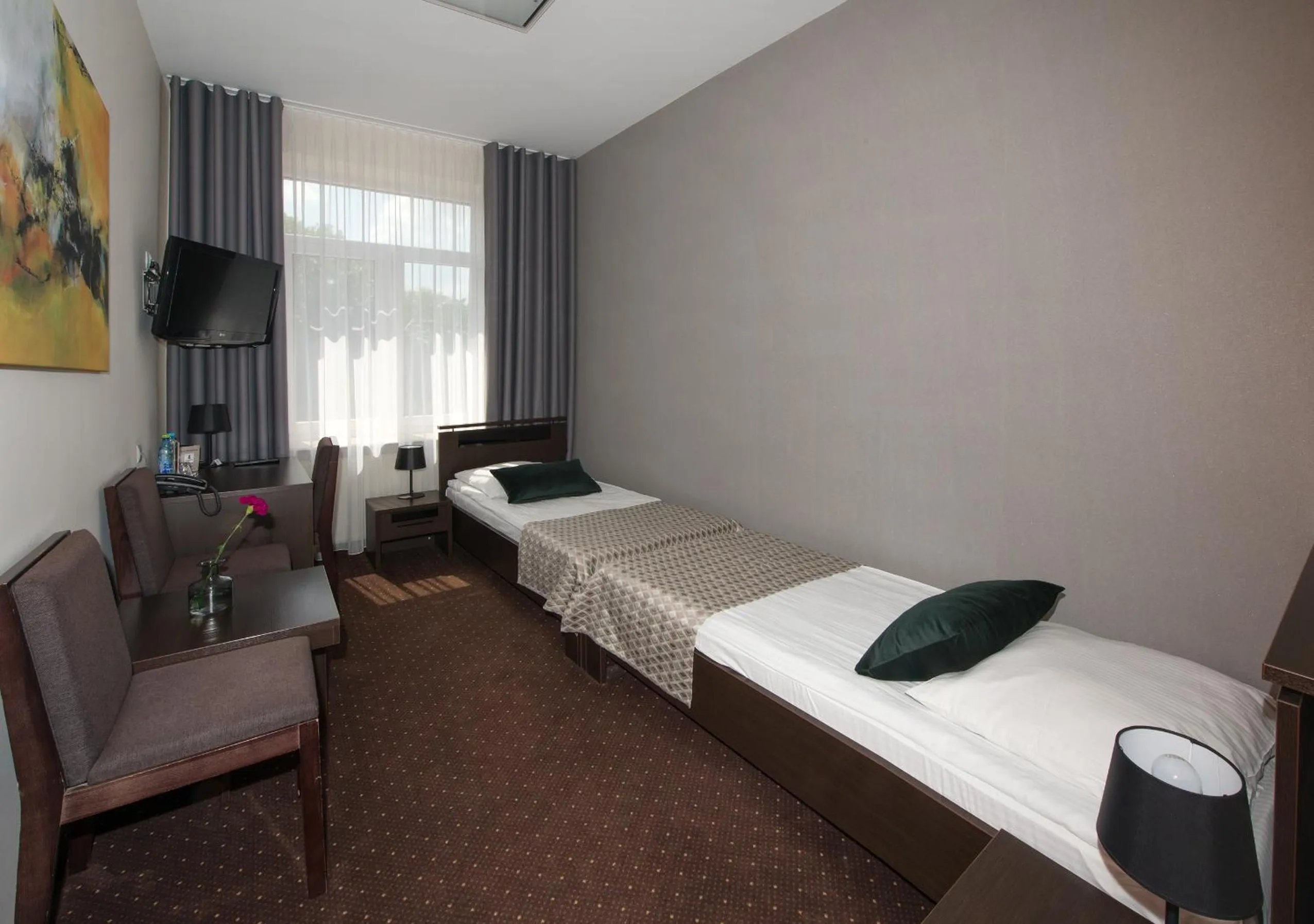 Photo of the whole room, Bed in Hotel Capitol