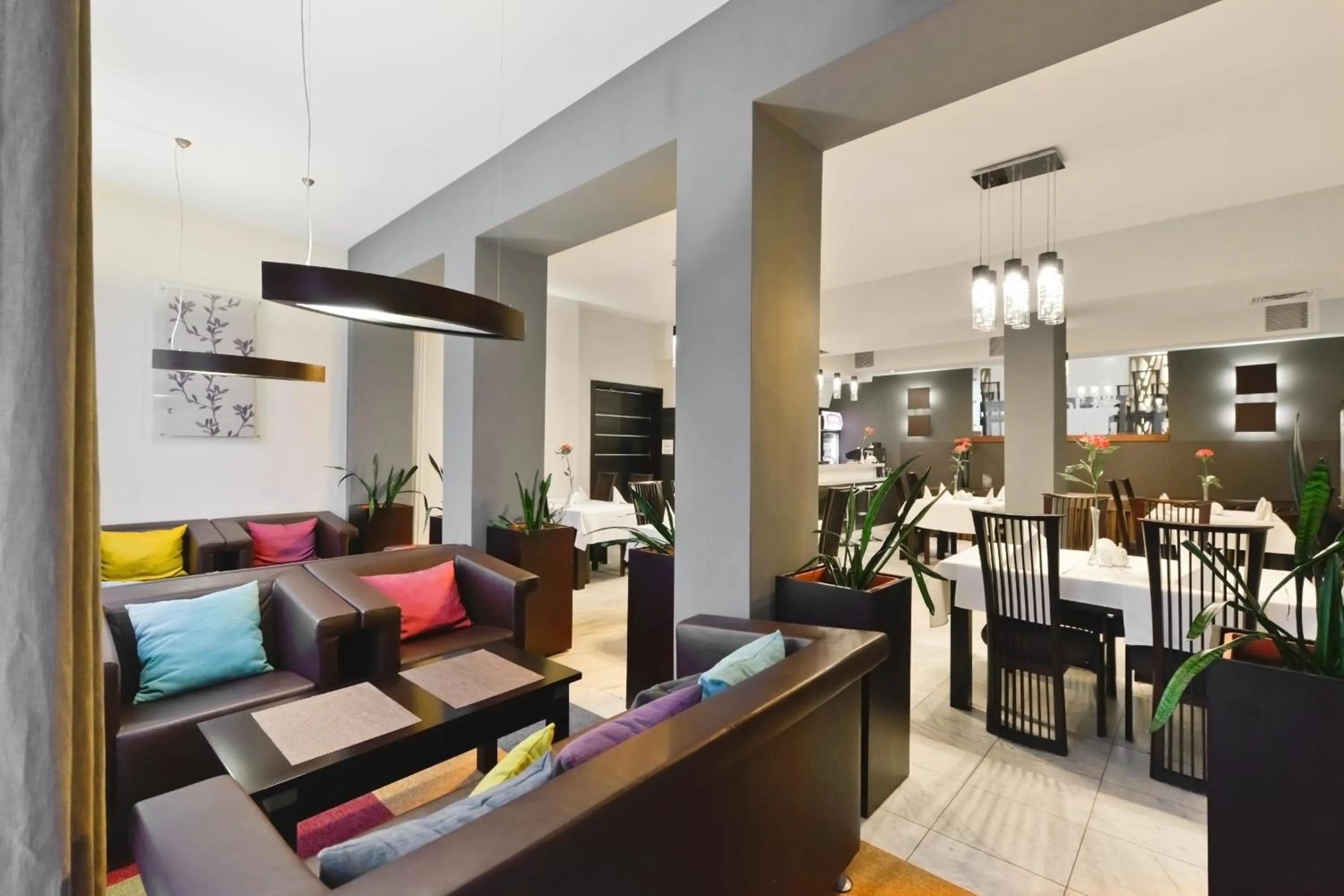 Restaurant/places to eat in Hotel Capitol