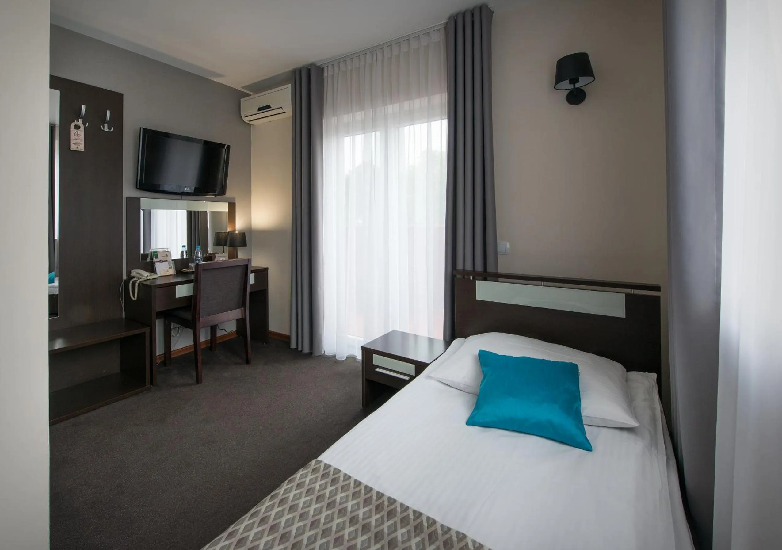 Photo of the whole room, Bed in Hotel Capitol