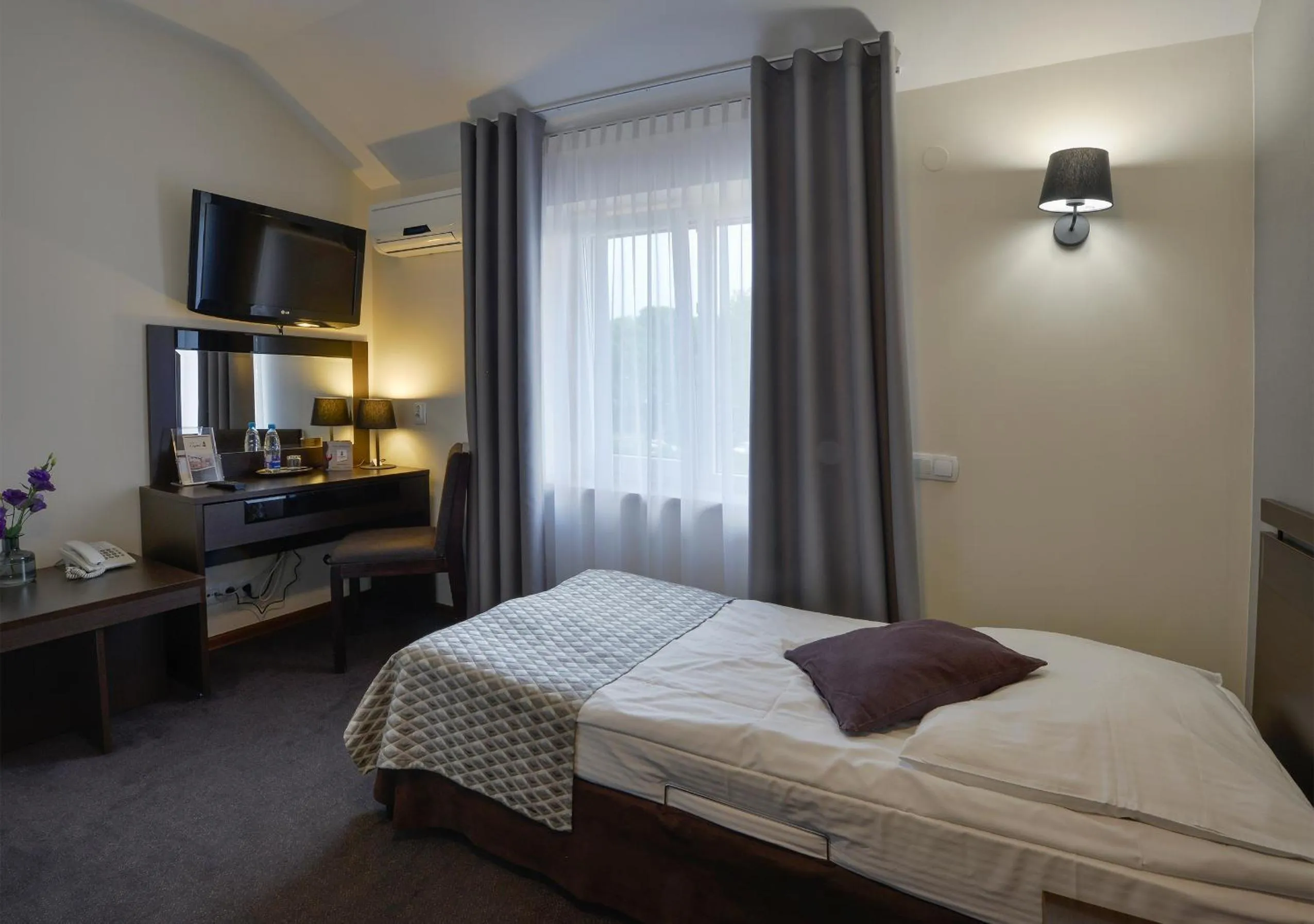 Photo of the whole room, Bed in Hotel Capitol