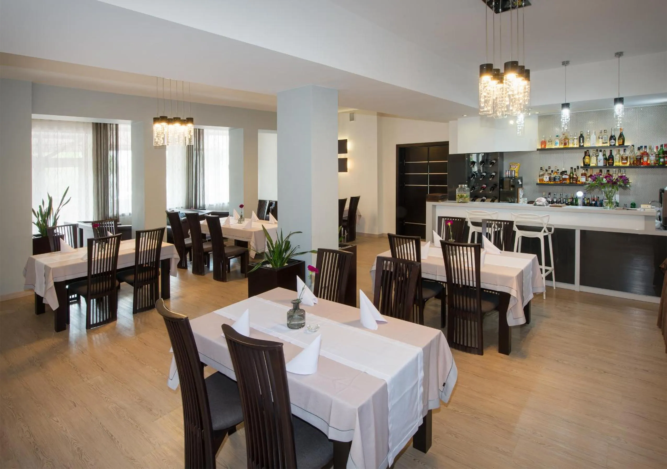 Restaurant/places to eat in Hotel Capitol