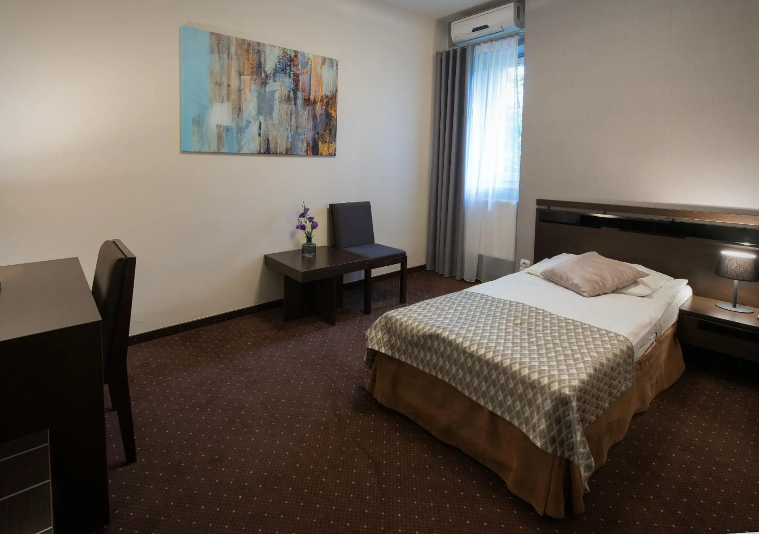 Photo of the whole room, Bed in Hotel Capitol