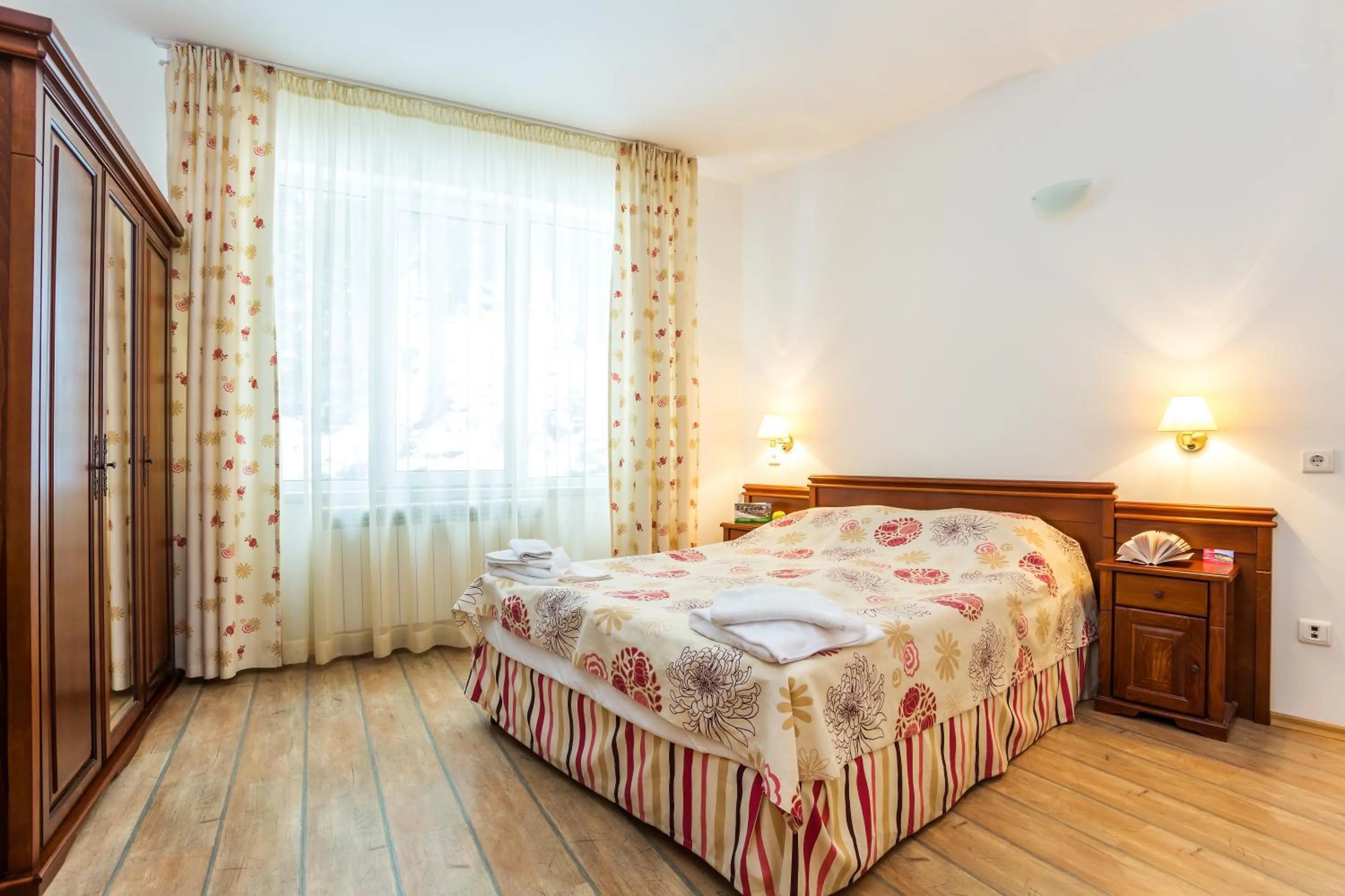 Seating area, Bed in The Stream Resort Pamporovo