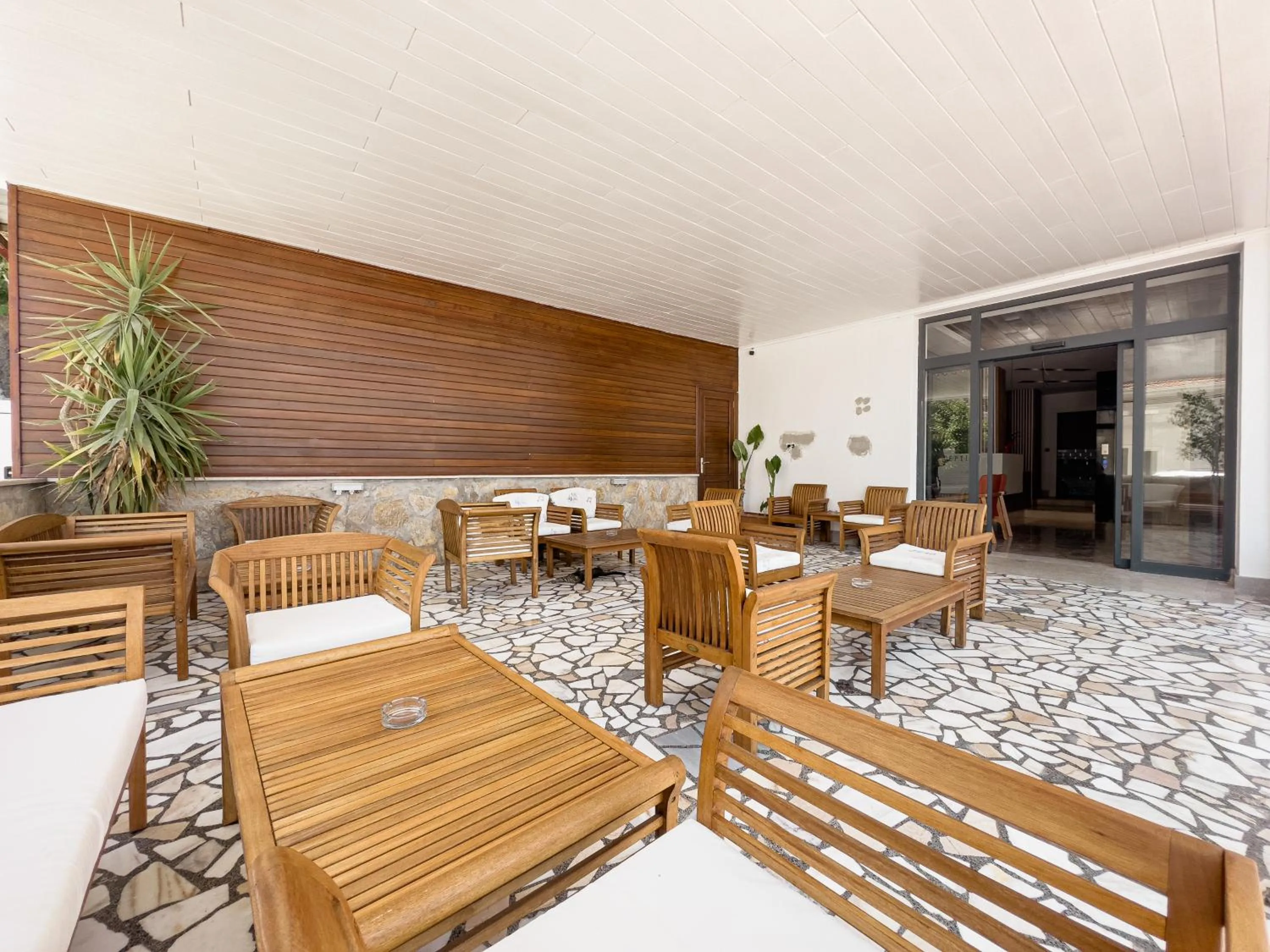 Seating area in Dedeoğlu Port Hotel