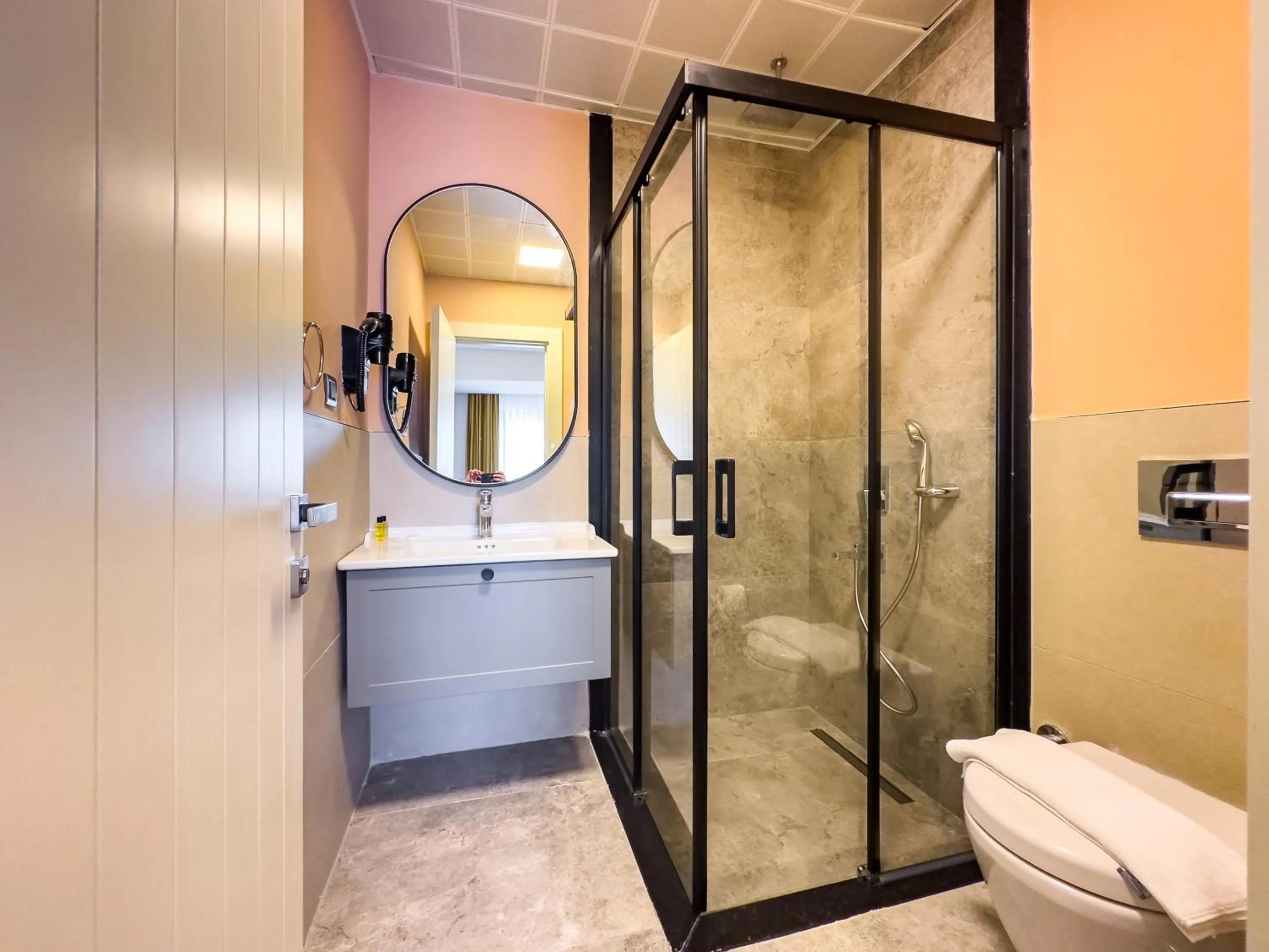 Shower in Dedeoğlu Port Hotel