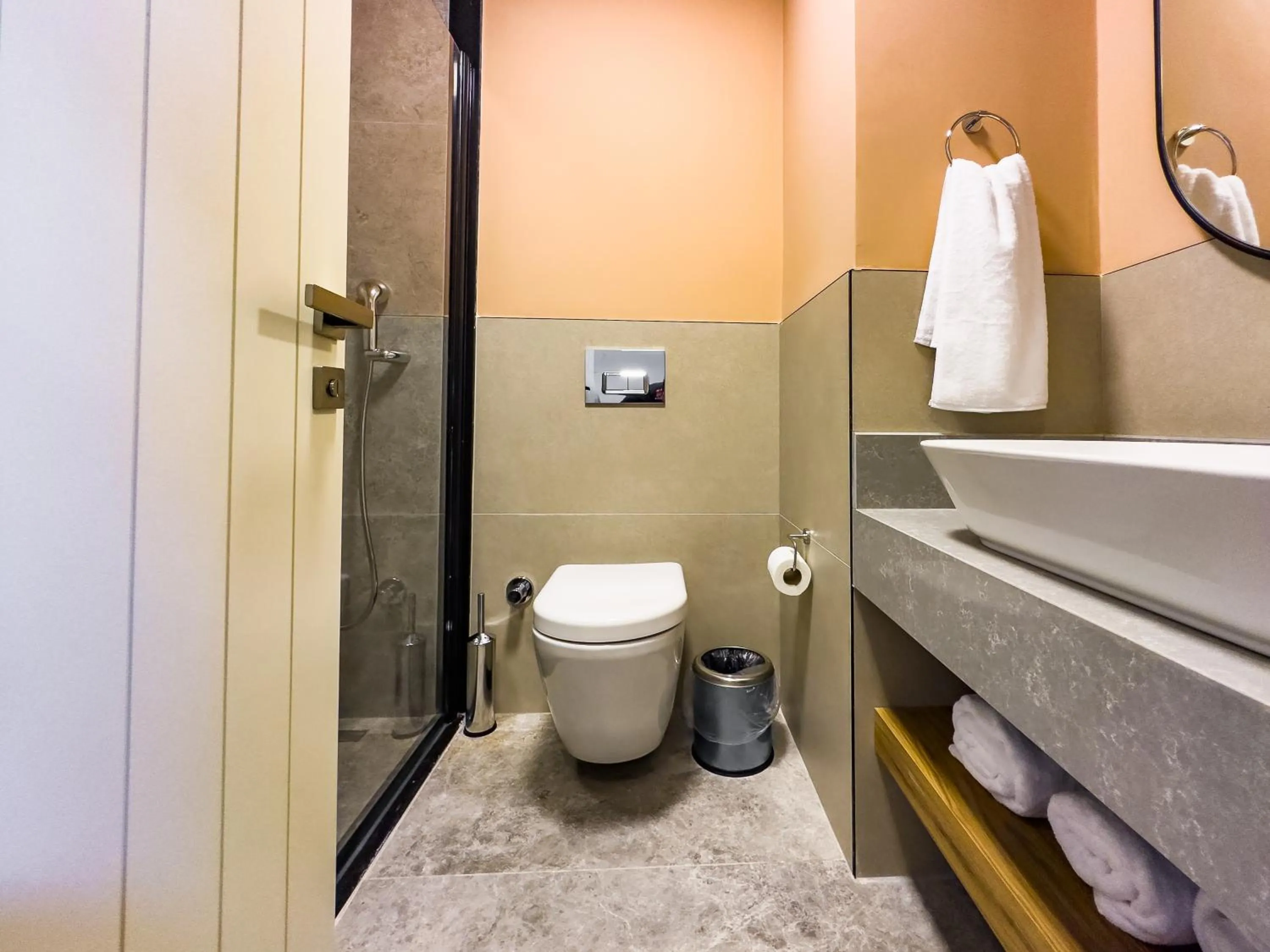 Shower in Dedeoğlu Port Hotel