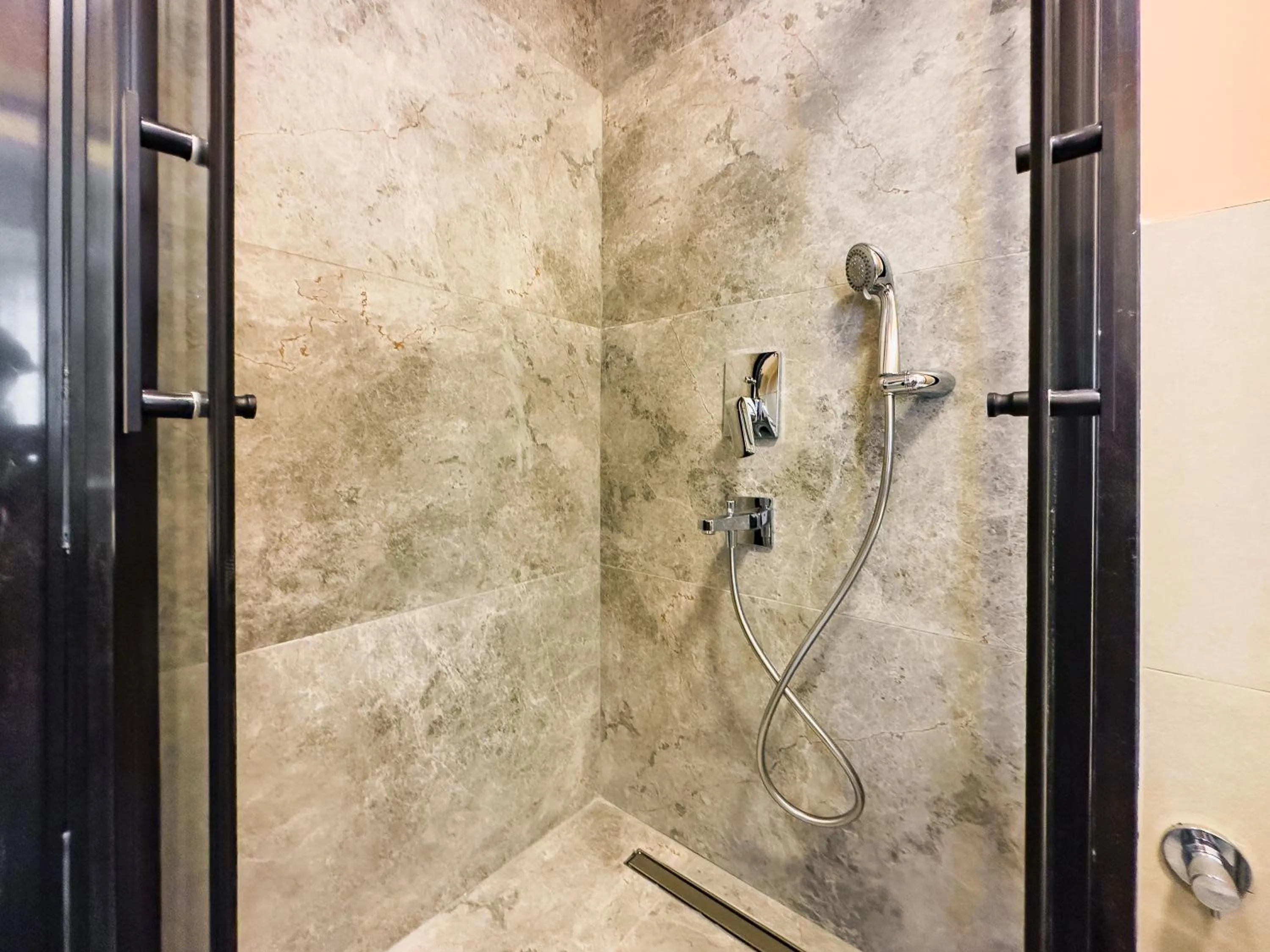 Shower in Dedeoğlu Port Hotel
