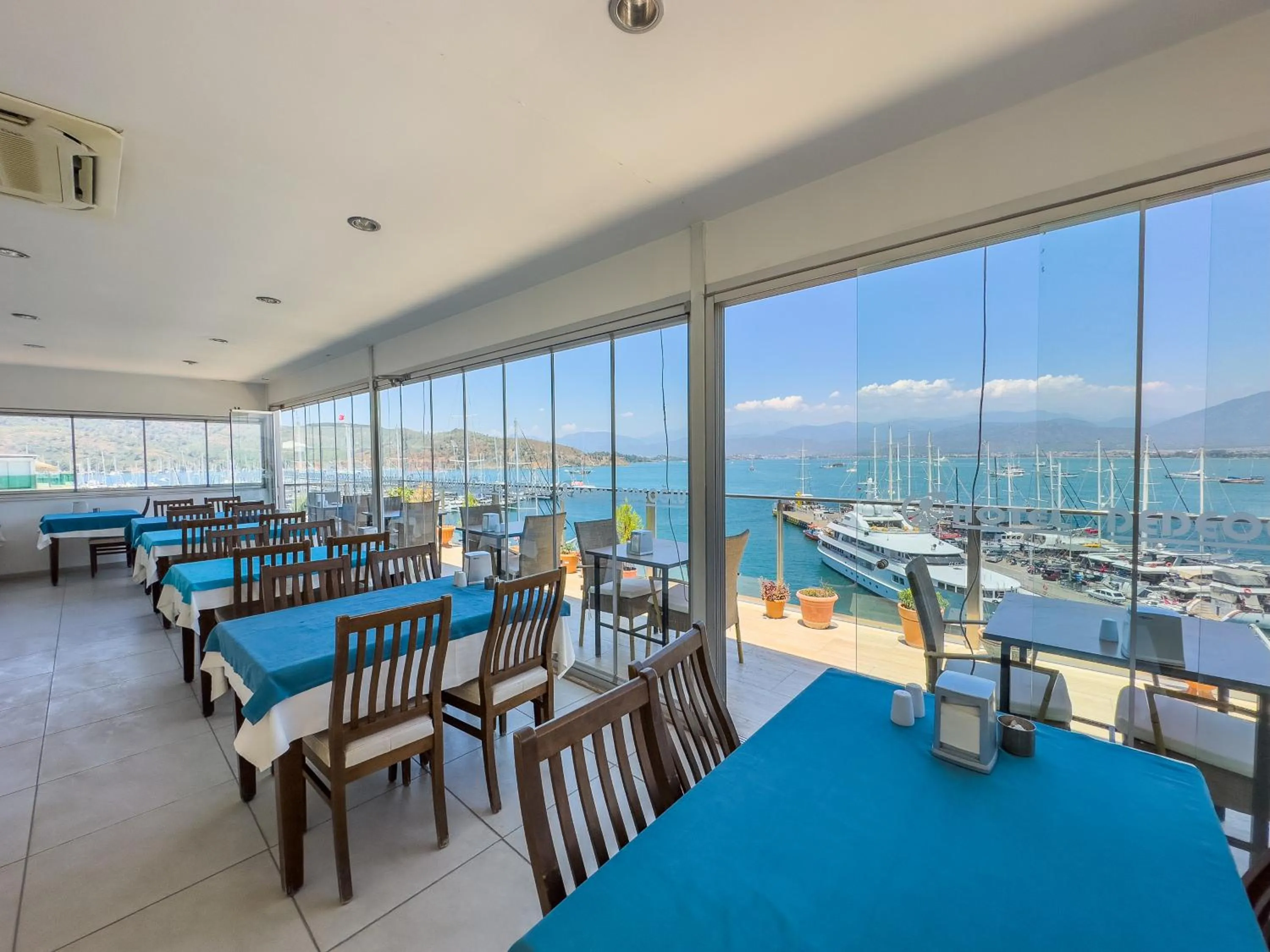 Seating area in Dedeoğlu Port Hotel