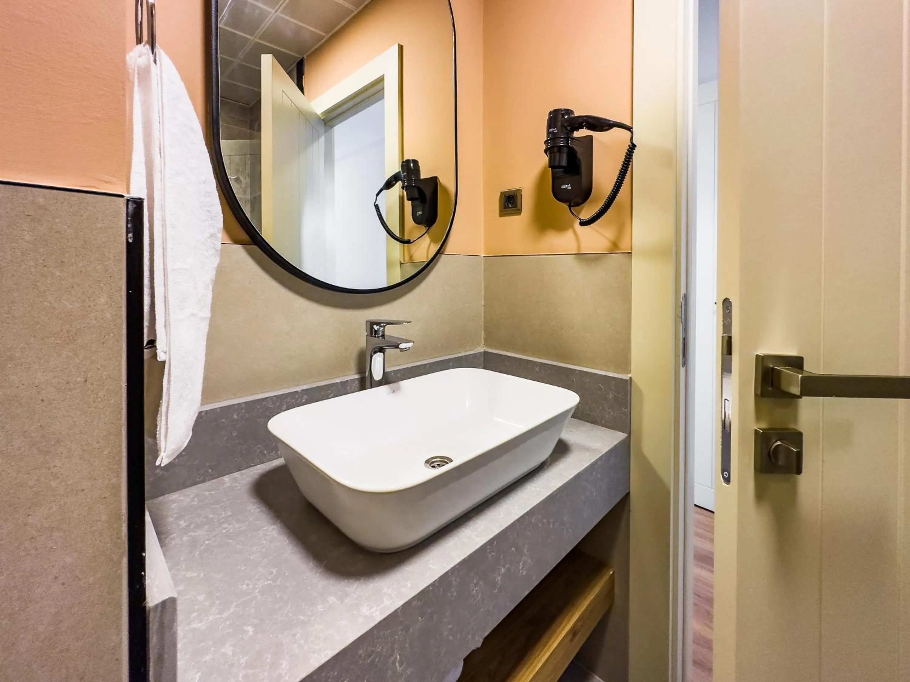 Shower in Dedeoğlu Port Hotel